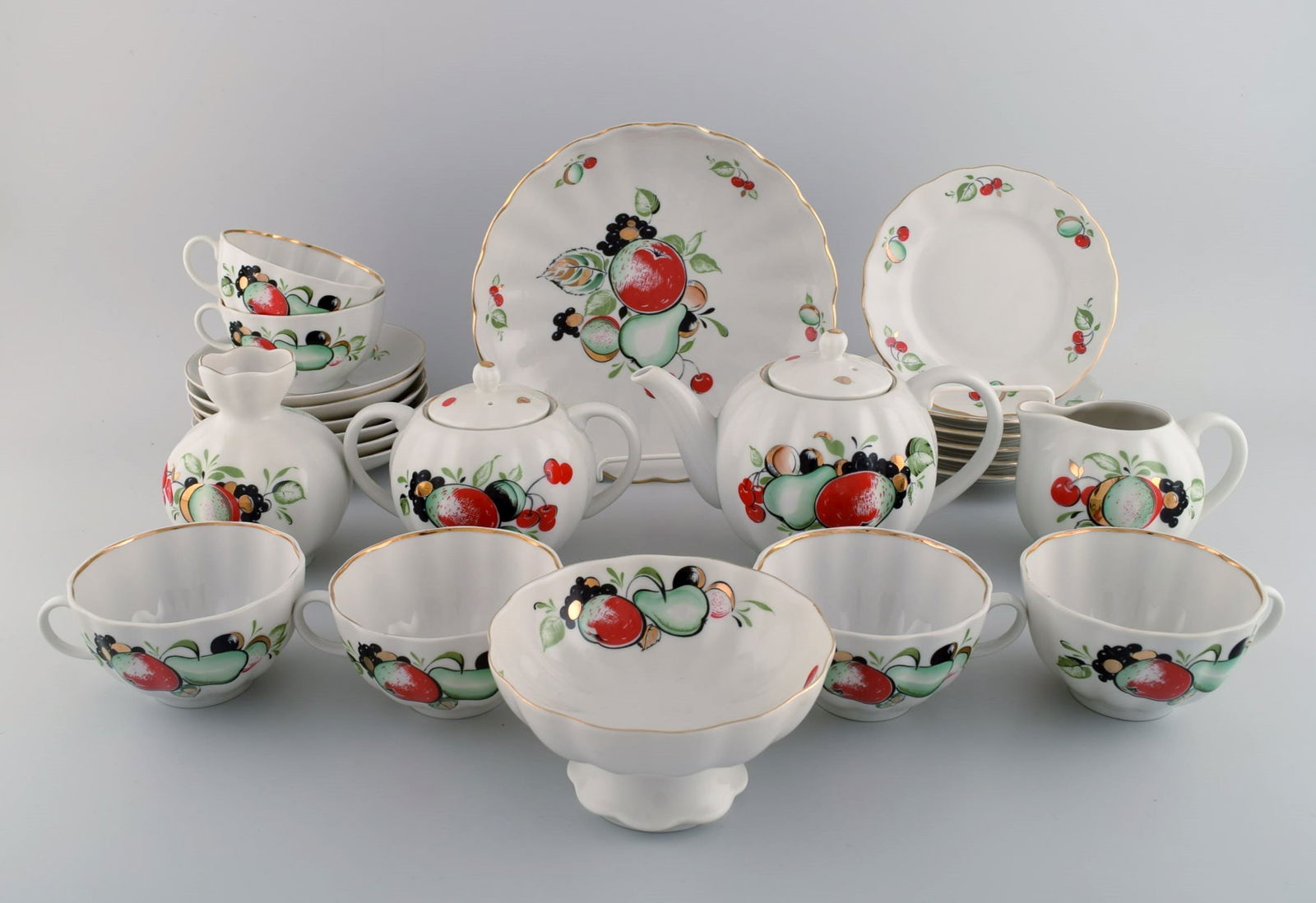 The Imperial Lomonosov Porcelain Factory, Soviet Union. Large tea service in hand-painted porcelain (1 of 10)
