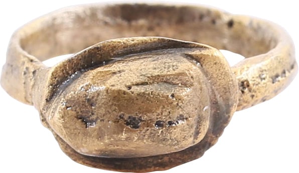 FINE ROMAN PROSTITUTE'S RING, C.100-300 AD, SIZE 1: Gilt bronze, size 1+ for wear on the small finger between the first two joints as was the custom. 2.5mm medially ridged face band with the Roman thickened bottom. Elongated pyramidal form bezel on exp