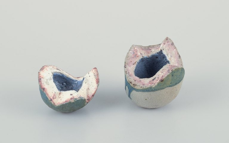 Danish studio ceramicist. Two egg-shaped unique ceramic sculptures. Divided into two parts. - 4