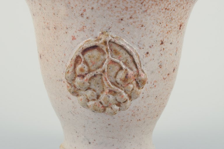 Bente Hansen (born 1943), Danish ceramic artist. Unique ceramic vase. Glazed in sandy tones. - 4