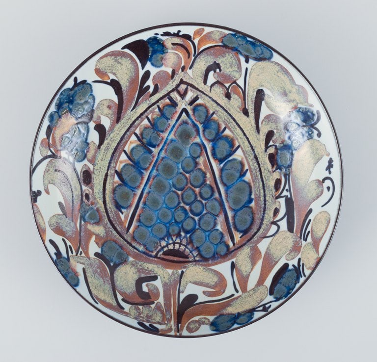 Kari Christensen (1938-1997) for Aluminia. Handcrafted "Tenera" fajance bowl. - 2