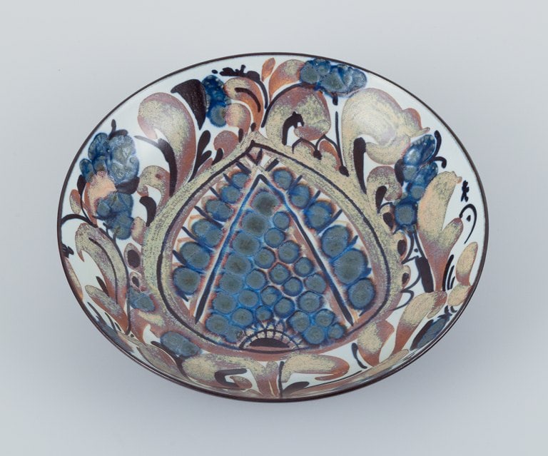 Kari Christensen (1938-1997) for Aluminia. Handcrafted "Tenera" fajance bowl. - 3