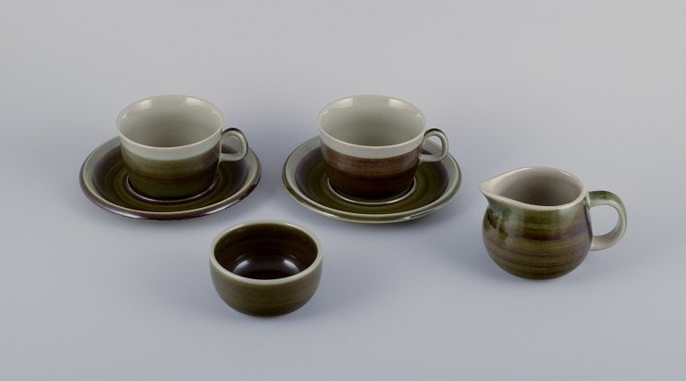 Marianne Westman (1928-2017) for Rörstrand. Stoneware from the "Maya" series. Two large: Title: Marianne Westman (1928-2017) for Rörstrand. Stoneware from the "Maya" series. Two large coffeecups with saucers, and a sugar bowl and creamer. Description: Marianne Westman (1928-2017)