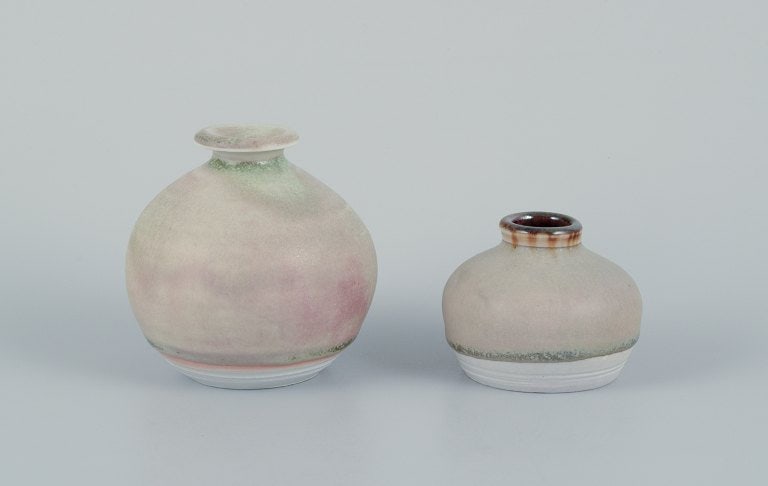 Elly Kuch (1929-2008) and Wilhelm Kuch (1925-2022). Two unique ceramic vases. Sand-colored glaze. (1 of 7)