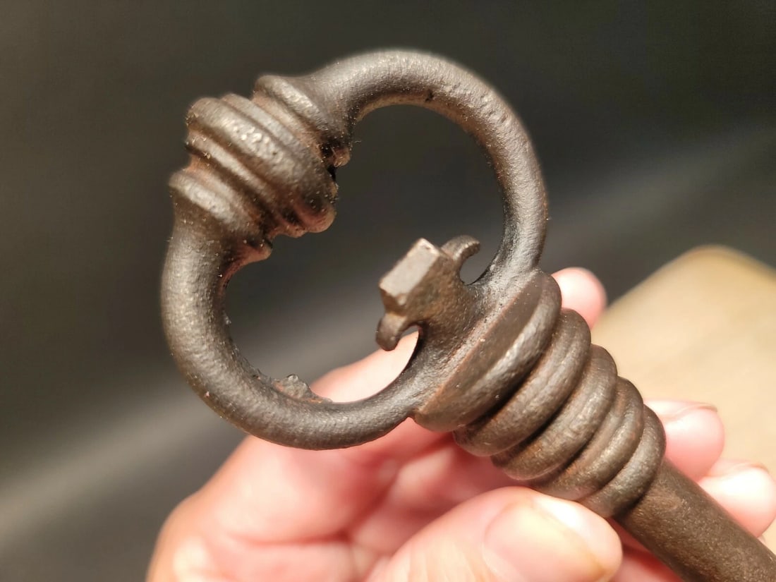 6 1/8" Antique Style Iron Large Skeleton Key - 7