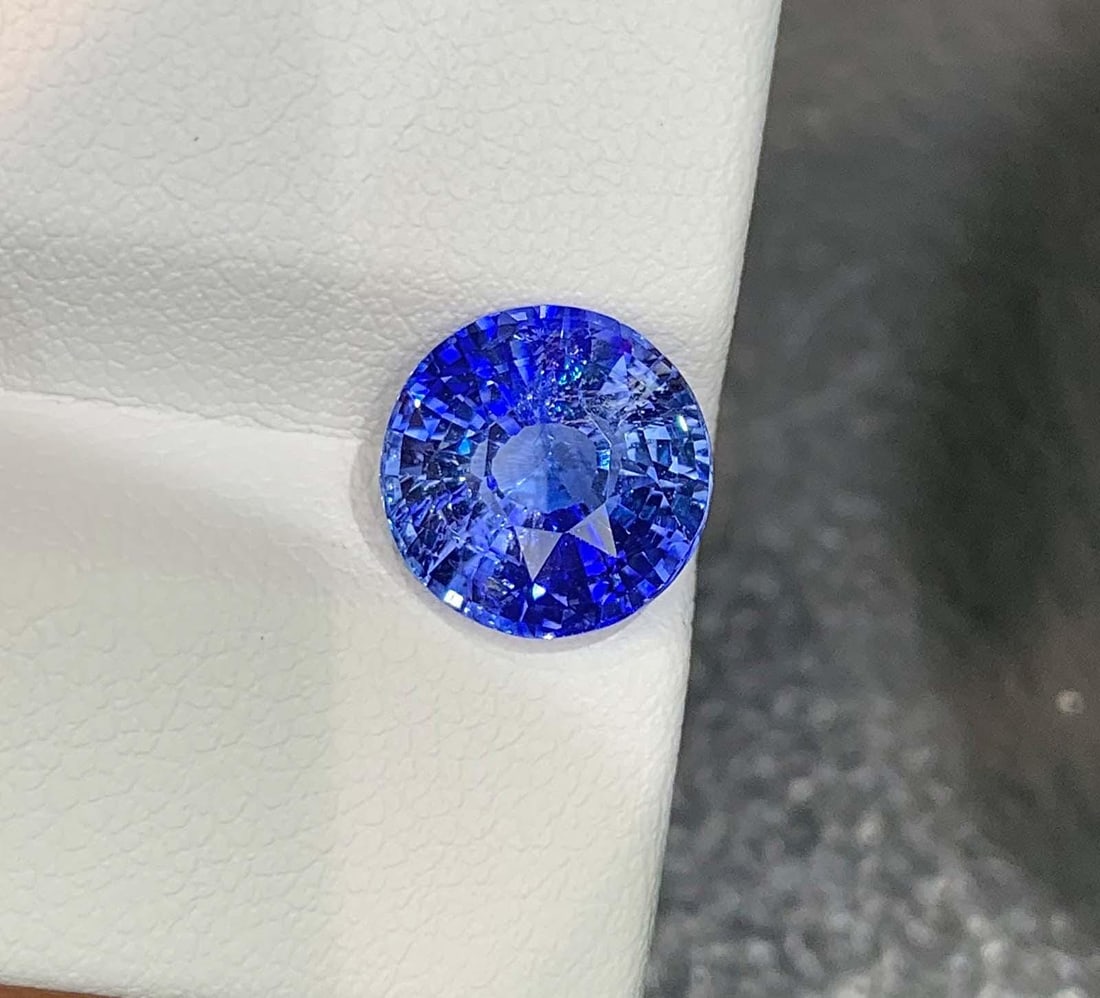 AIGS Certified Faceted Blue Sapphire: 4.45 Carat Round Cut Gemstone - 6