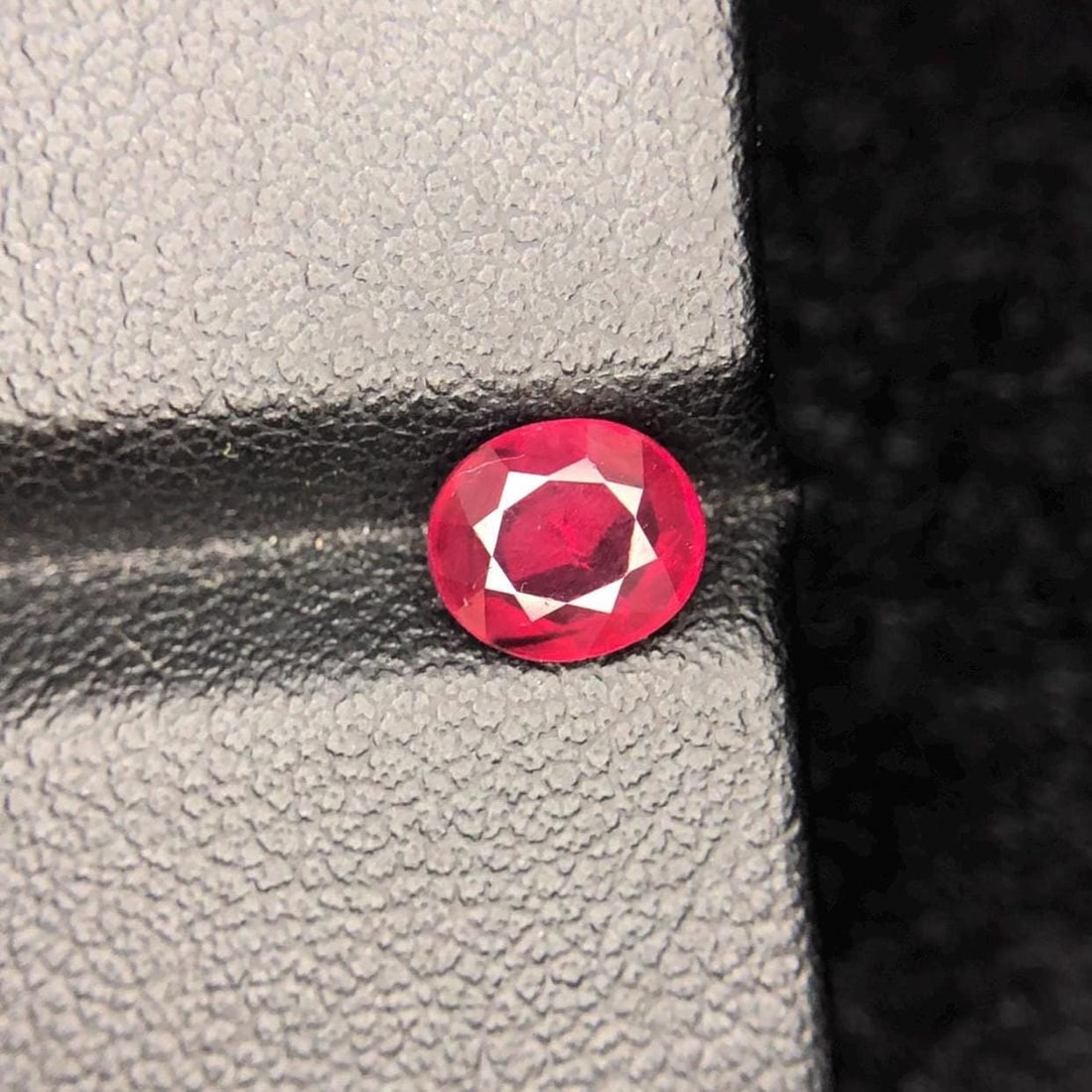 Burma Red Ruby Gemstone: 1.07 Carat Oval Cut Stone: Title: Burma Red Ruby Gemstone: 1.07 Carat Oval Cut Stone Description: Materials: Gemstone: Ruby Carat weight: 1.07 Introducing a magnificent Burma Myanmar Red ruby gemstone. Its oval shape, which