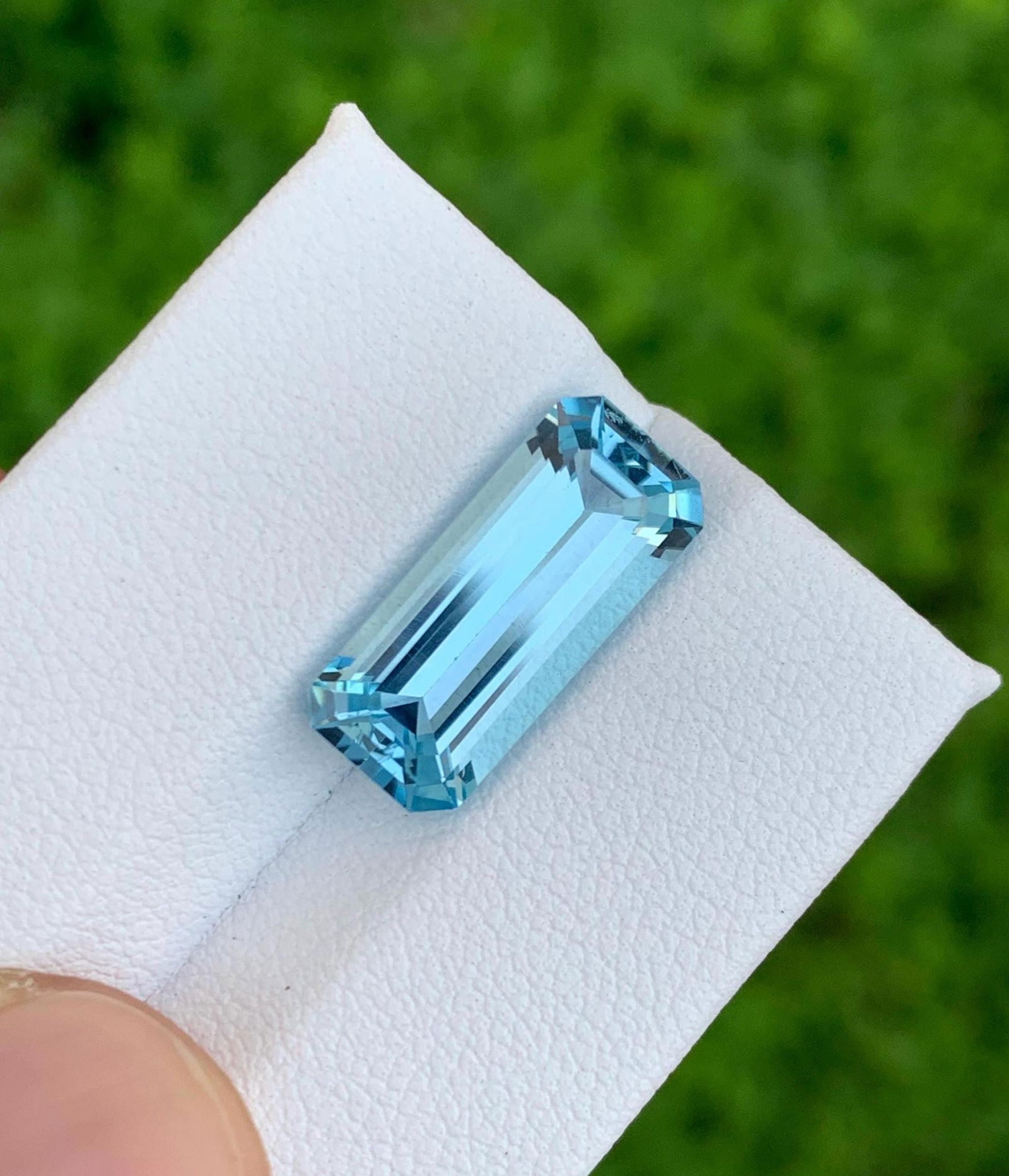 IGS Certified Sky Blue Aquamarine Gemstone: 3.02 CT Emerald Cut: Title: IGS Certified Sky Blue Aquamarine Gemstone: 3.02 CT Emerald Cut Description: Materials: Gemstone: Aquamarine Carat weight: 3.02 Aquamarine Details: • Weight : 3.02 carat • Dimension