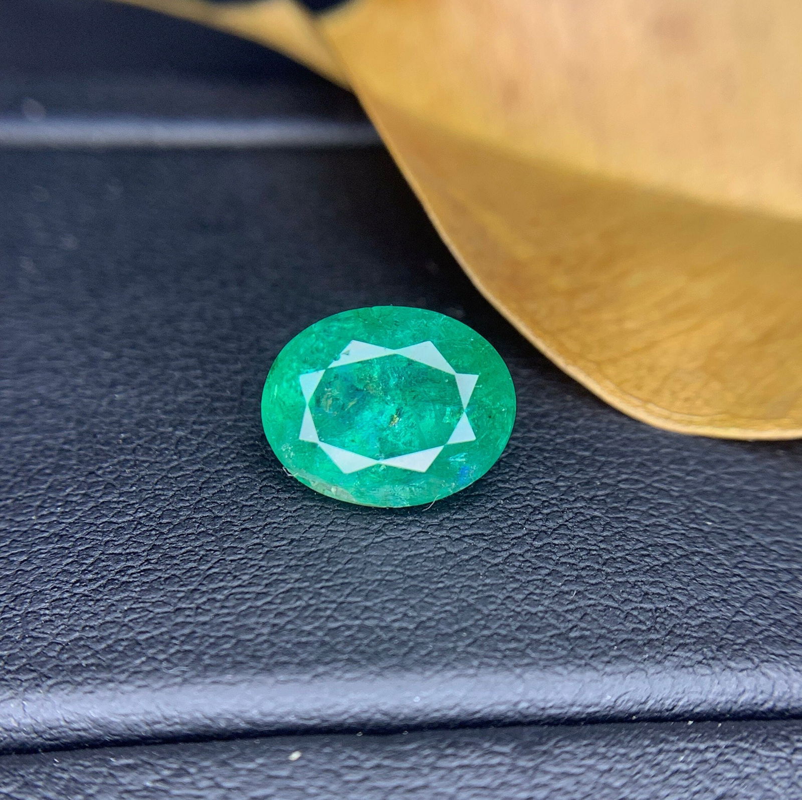 Natural Zambian Emerald Gemstone: Faceted Oval Cut Stone, 2.60 CT: Title: Natural Zambian Emerald Gemstone: Faceted Oval Cut Stone, 2.60 CT Description: Materials: Gemstone: Emerald Carat weight: 2.60 Emerald Details: • Weight : 2.60carat •
