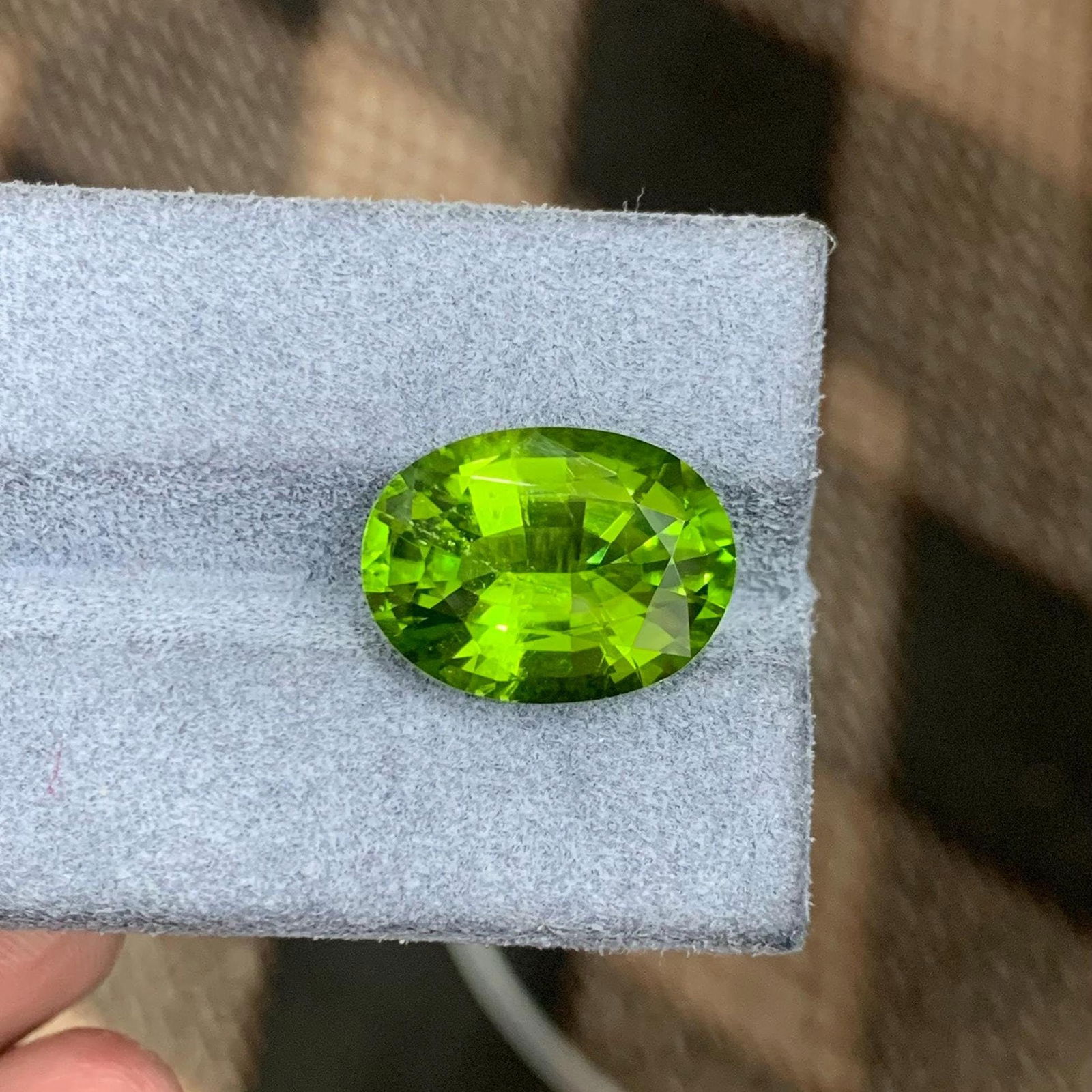 Apple Green Peridot Gemstone: 9.20 Carat Faceted Oval Cut: Title: Apple Green Peridot Gemstone: 9.20 Carat Faceted Oval Cut Description: Materials: Gemstone: Peridot Carat weight: 9.20 A dazzling Green Peridot Loose Gemstone, boasting a sparkling green hue in