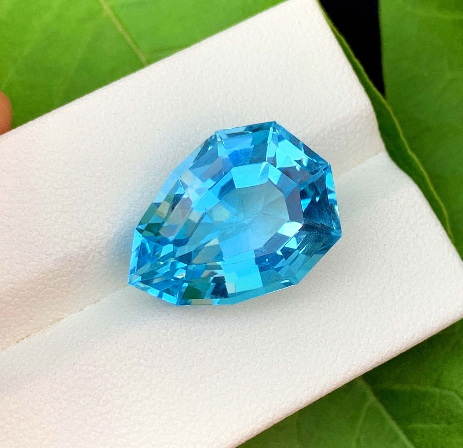 Natural Swiss Blue Topaz Gemstone: Fancy Pear Cut, 17.25 Carats: Title: Natural Swiss Blue Topaz Gemstone: Fancy Pear Cut, 17.25 Carats Description: Materials: Gemstone: Topaz Carat weight: 17.25 Natural Swiss Blue Topaz Gemstone, Fancy Pair Cut For Jewelry Making,