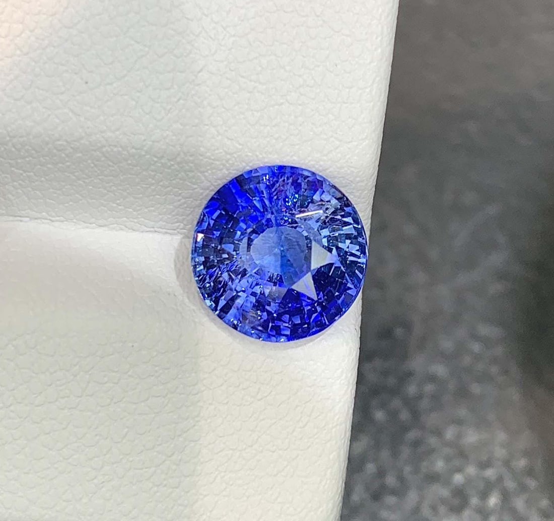 AIGS Certified Faceted Blue Sapphire: 4.45 Carat Round Cut Gemstone - 4