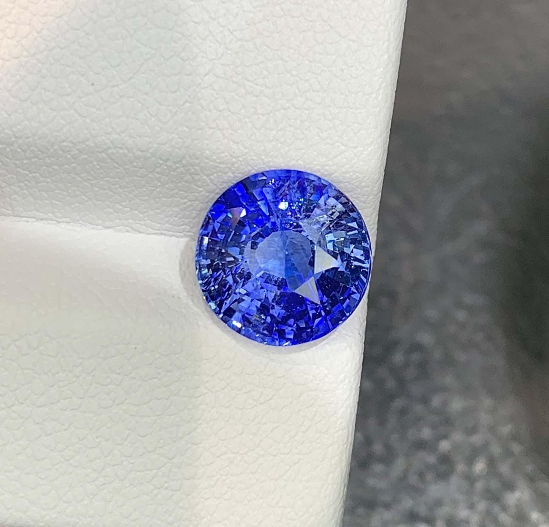 AIGS Certified Faceted Blue Sapphire: 4.45 Carat Round Cut Gemstone - 5