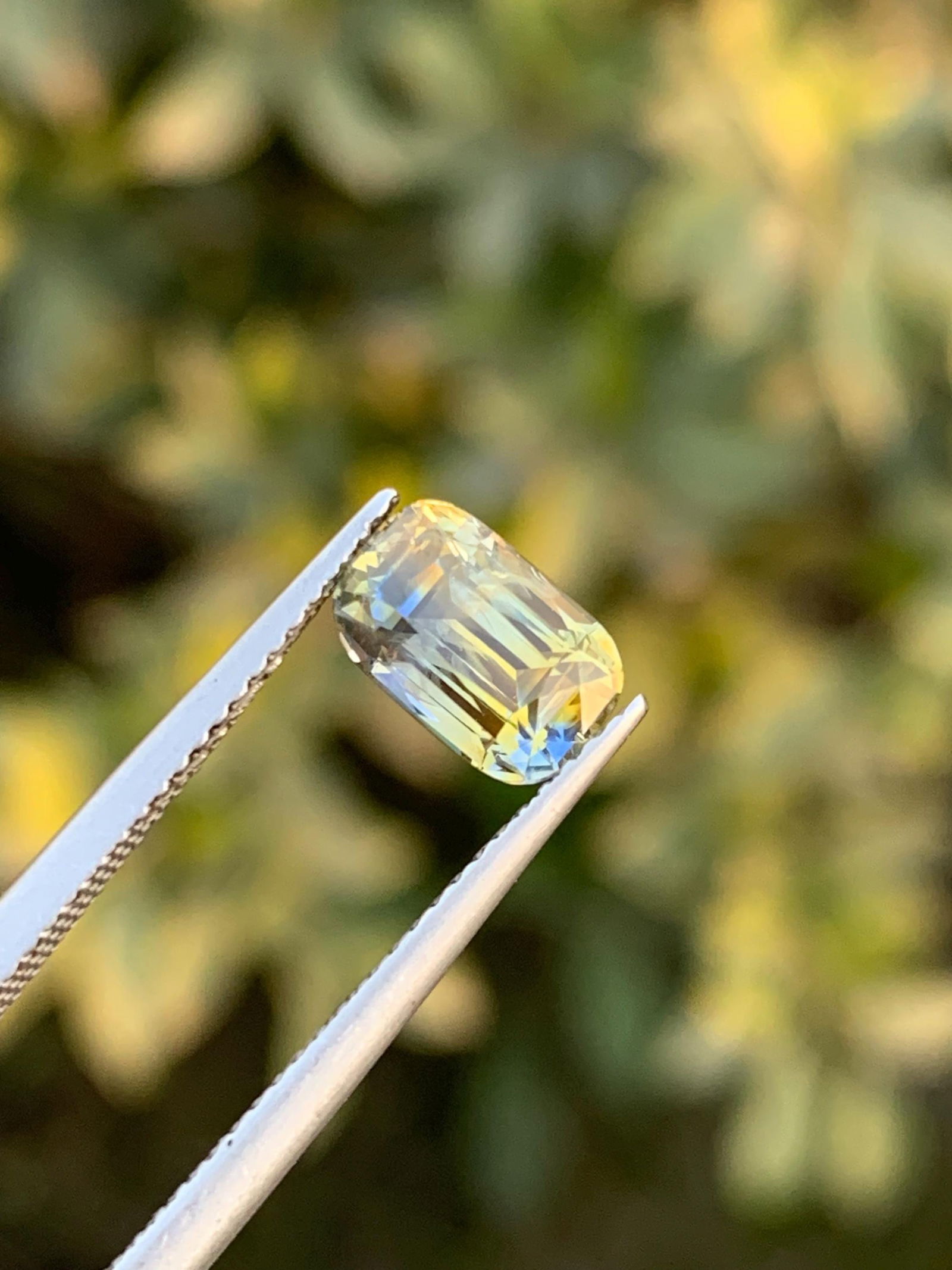 2.35 Carat Bi-Color Sapphire – Yellow & Blue Cushion Cut Gemstone: Title: 2.35 Carat Bi-Color Sapphire – Yellow & Blue Cushion Cut Gemstone Description: Materials: Gemstone: Sapphire Carat weight: 2.35 Sapphire Details: • Weight : 2.35 Carat •