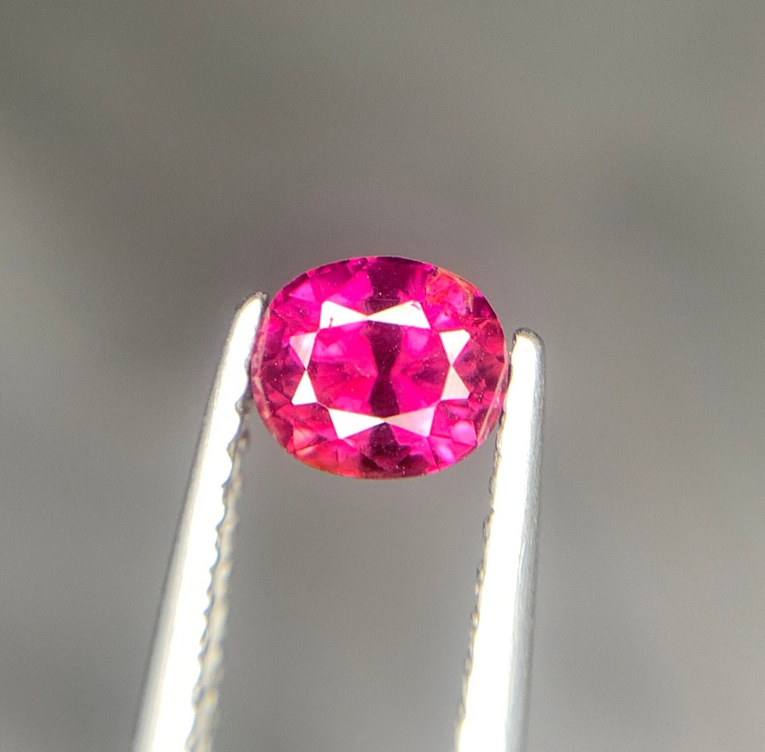 Oval Mozambique Ruby Loose Gemstone: Pinkish Red Jewelry Stone (0.90 CT) (1 of 10)