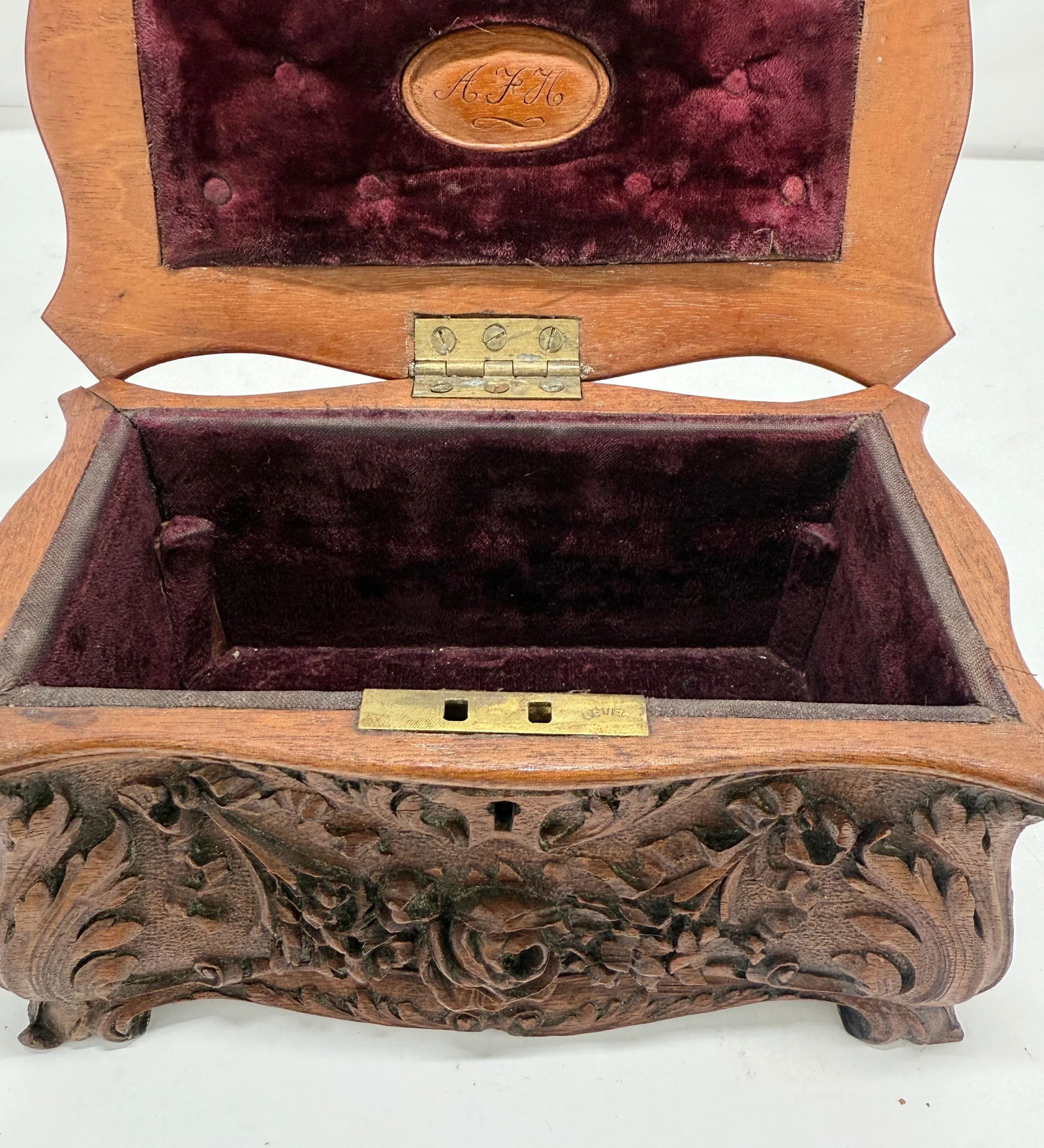 19th Century, Black Forest Carved Walnut Jewelry Casket Brienz Region - 8