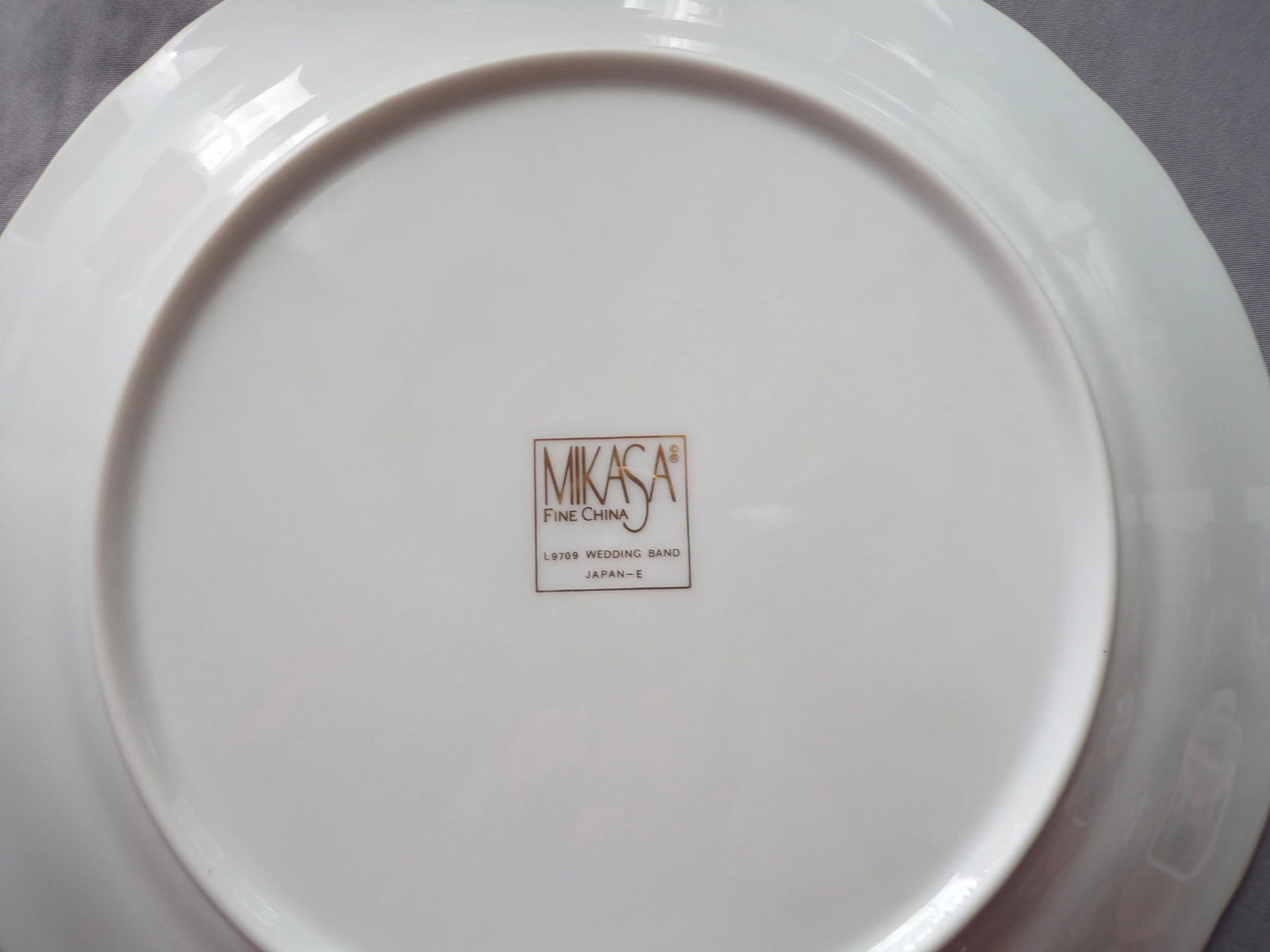 Late 20th Century Mikasa Wedding Band Pattern Dinnerware Service for 8- 39 Pieces - 6