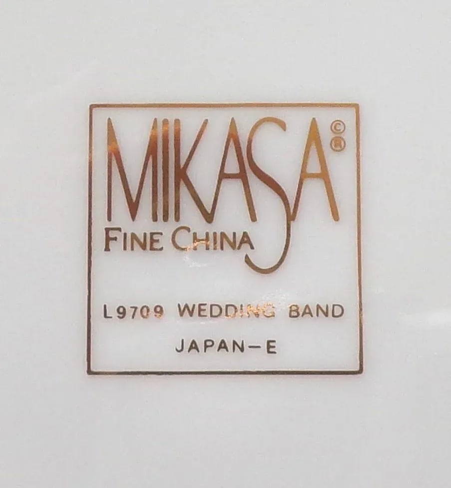 Late 20th Century Mikasa Wedding Band Pattern Dinnerware Service for 8- 39 Pieces - 7