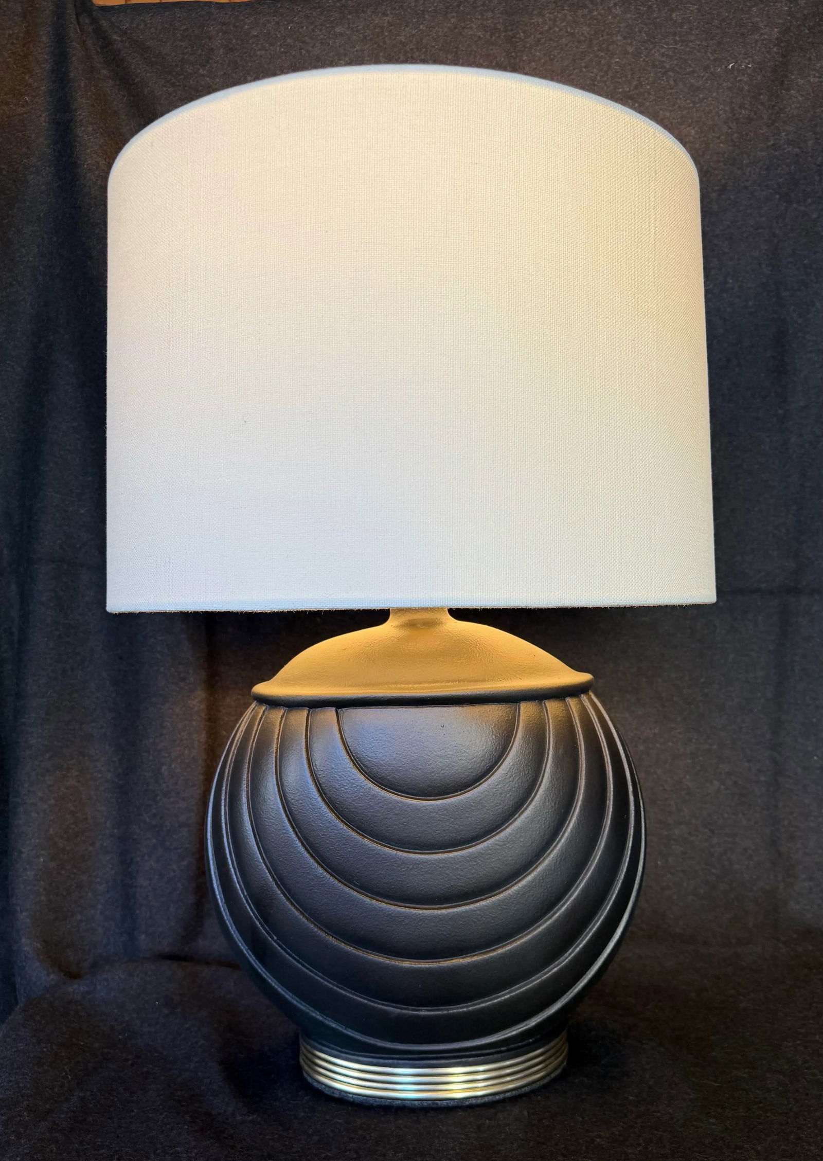 1980s Modernest Vintage Round Lamp Large Round Scallop Shape. - 10