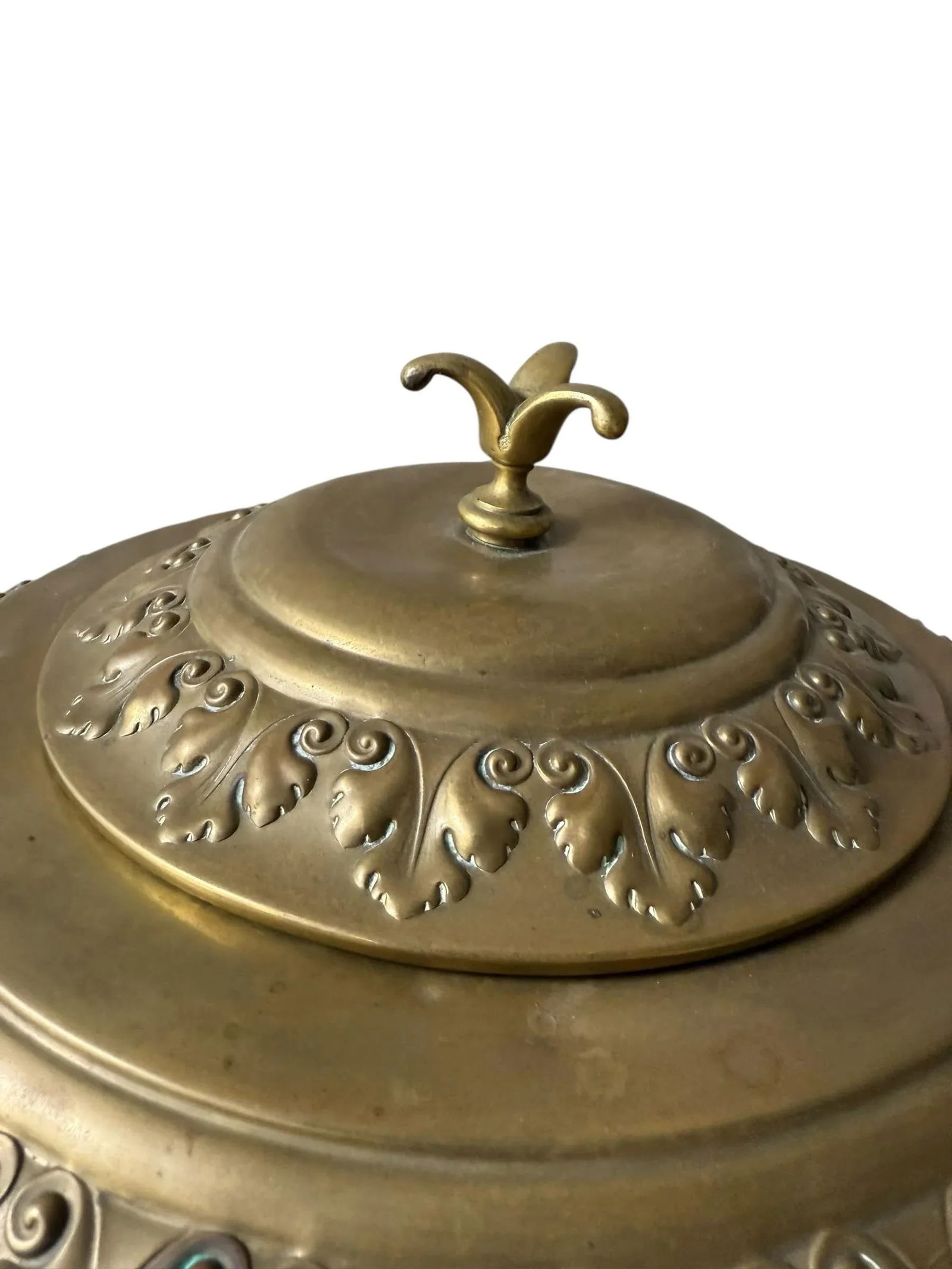 1910s Giant Antique Repousse Victorian Brass Bacchus Continental Style Lidded Ice Bucket Wine Cooler - 4