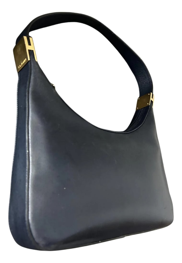 Late 20th Century St. John Dark Navy Leather Shoulder Bag – Genuine Leather, Gold-Tone: St. John Black Leather Shoulder Bag – Genuine Leather, Gold-Tone Engraved Clasps, Designer Logo Interior Elevate your wardrobe with this sophisticated St. John leather shoulder bag, a timeless