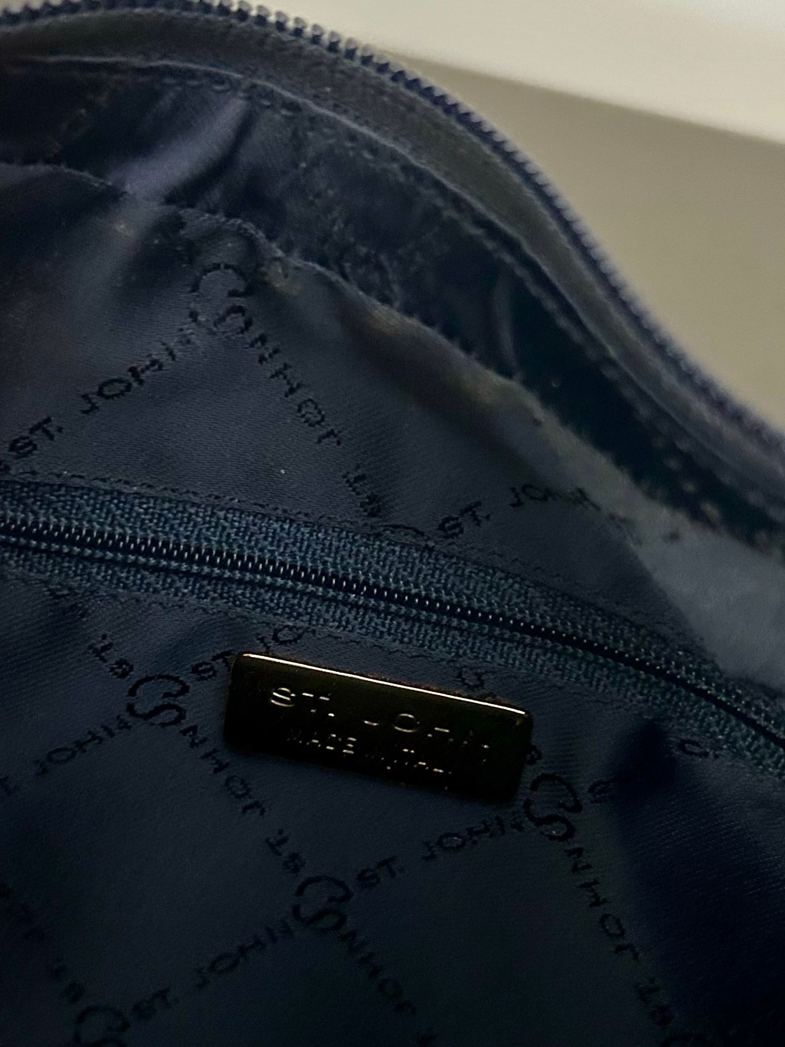 Late 20th Century St. John Dark Navy Leather Shoulder Bag – Genuine Leather, Gold-Tone - 6