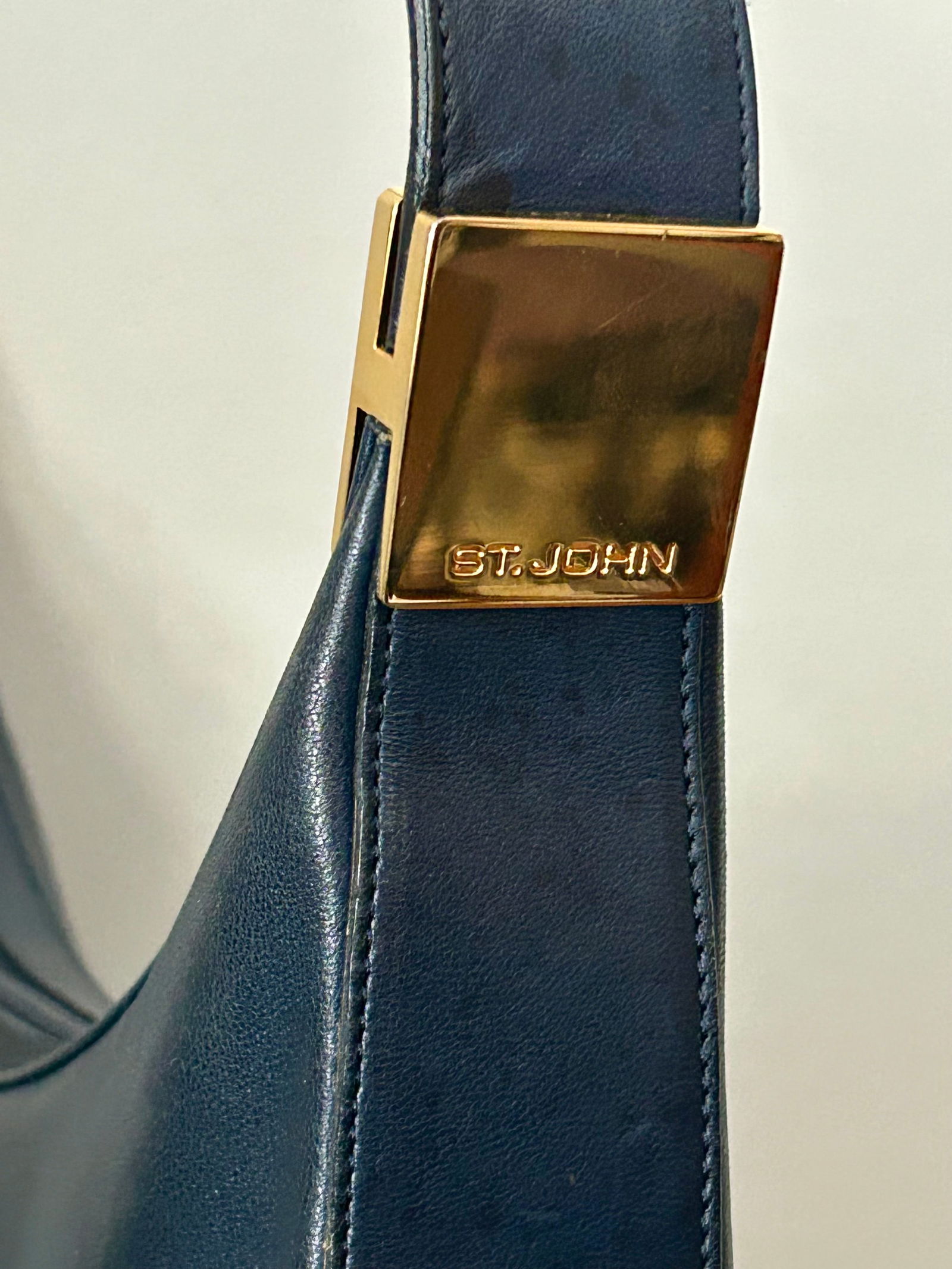 Late 20th Century St. John Dark Navy Leather Shoulder Bag – Genuine Leather, Gold-Tone - 9