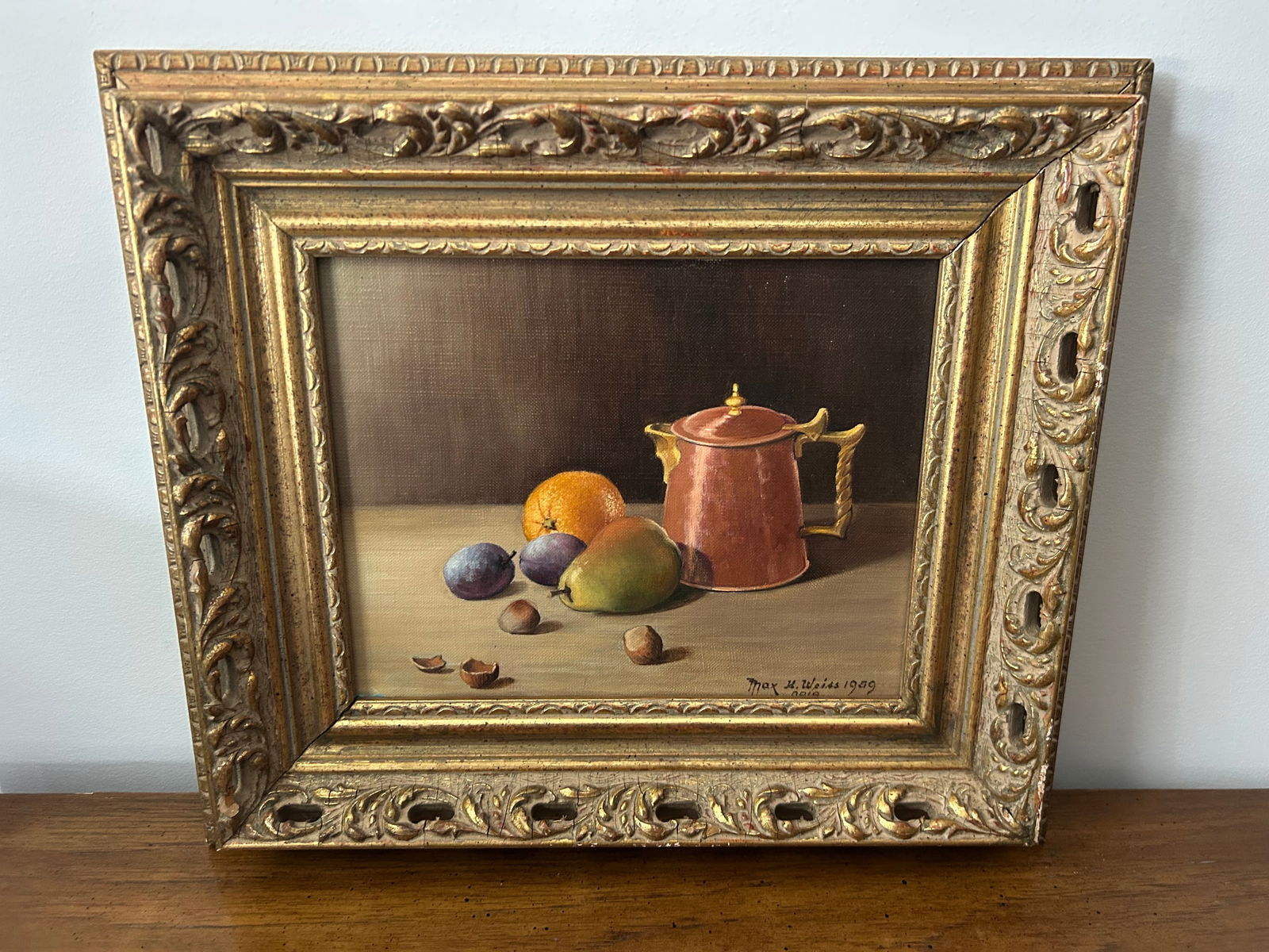 1959 Max H. Weiss Original Still Life Oil Painting – Fruit & Copper Teapot in Ornate Gold - 2