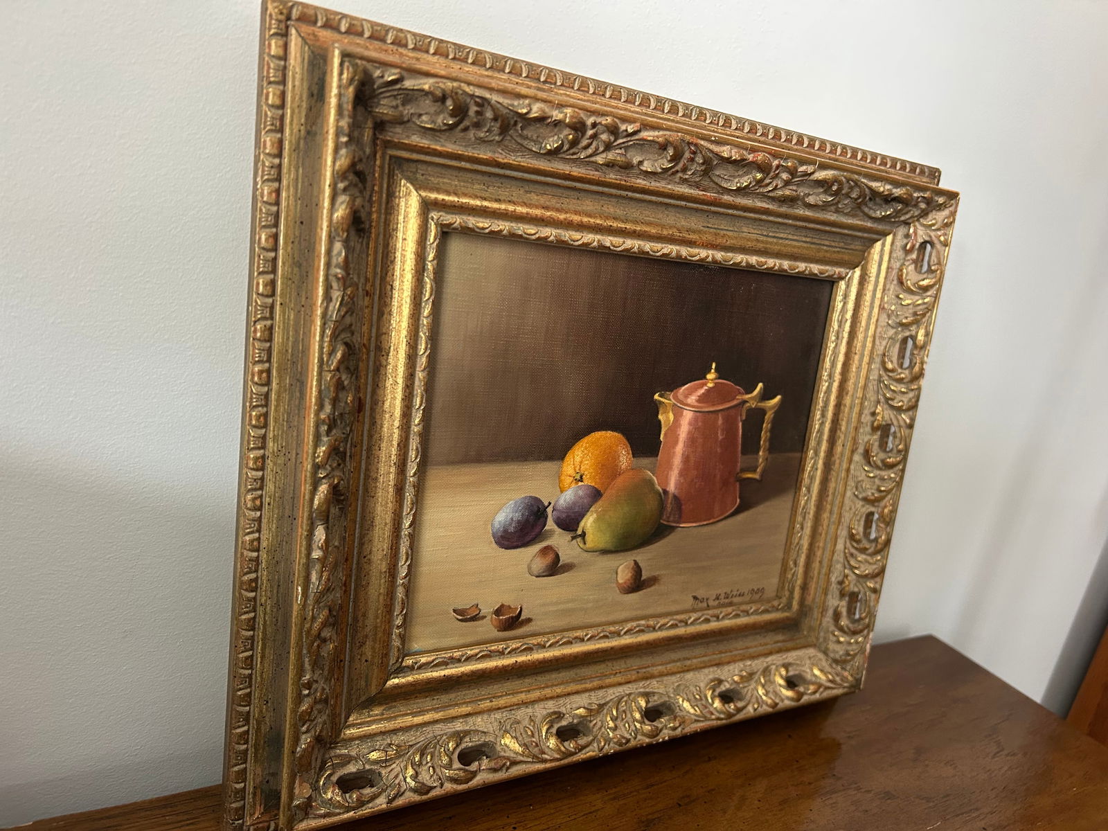1959 Max H. Weiss Original Still Life Oil Painting – Fruit & Copper Teapot in Ornate Gold - 3
