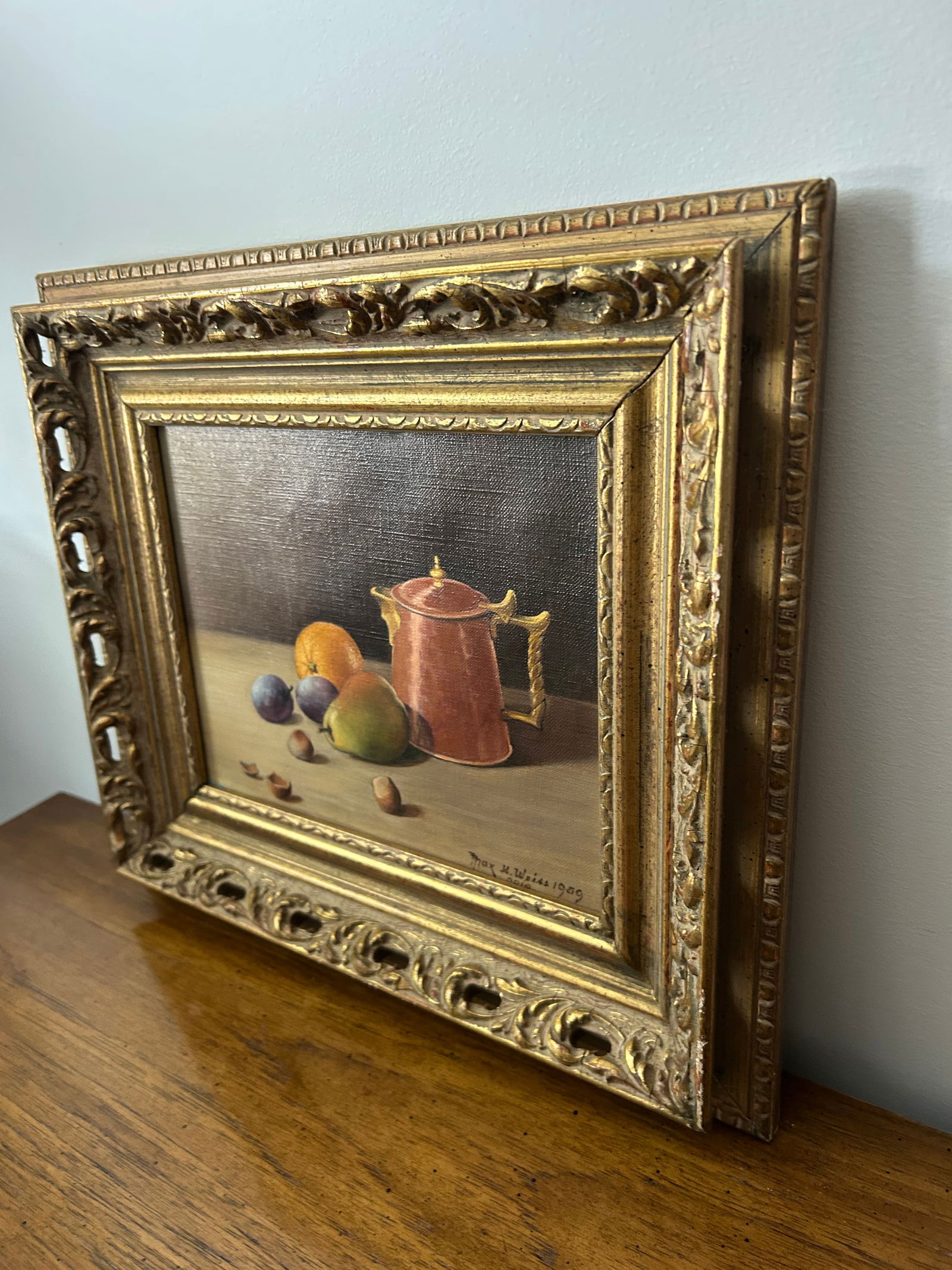 1959 Max H. Weiss Original Still Life Oil Painting – Fruit & Copper Teapot in Ornate Gold - 4