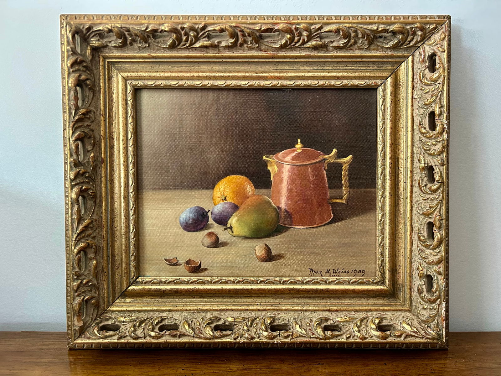 1959 Max H. Weiss Original Still Life Oil Painting – Fruit & Copper Teapot in Ornate Gold - 5