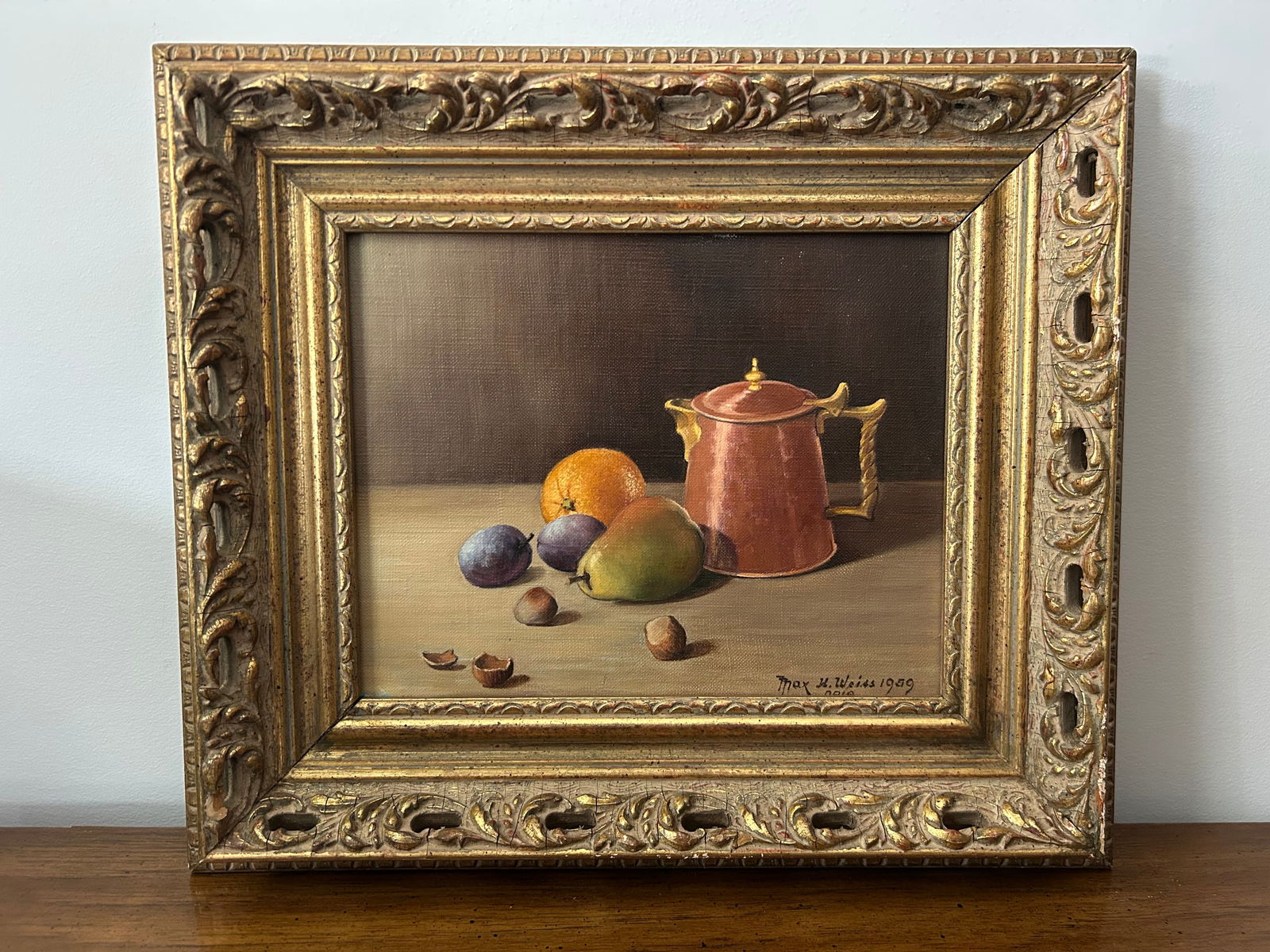 1959 Max H. Weiss Original Still Life Oil Painting – Fruit & Copper Teapot in Ornate Gold - 6