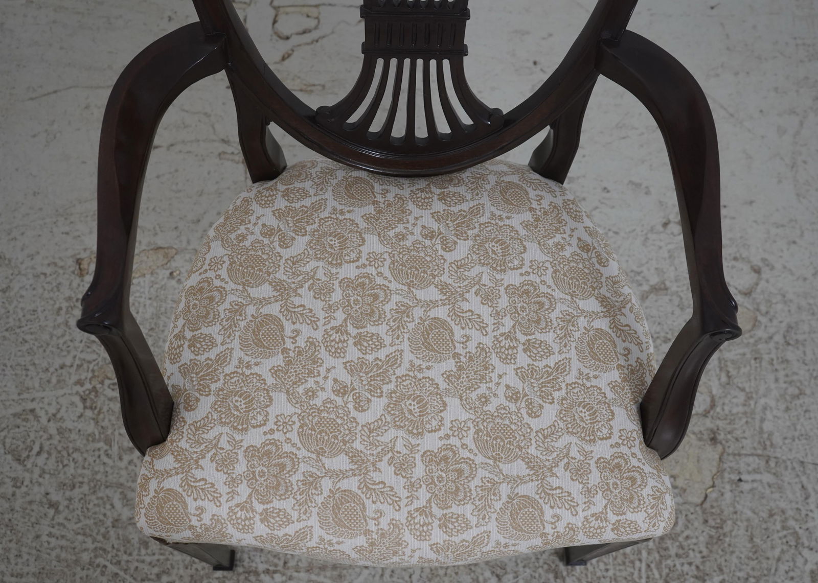 Set of 16 Stickley Carved Shield Back Mahogany Dining Chairs - 7