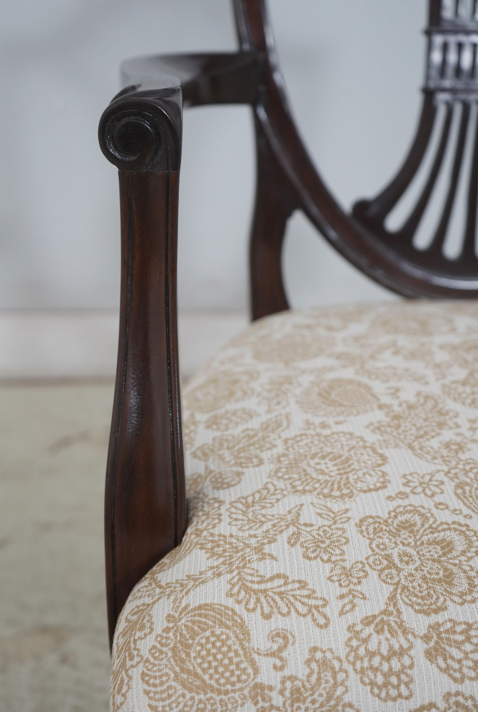 Set of 16 Stickley Carved Shield Back Mahogany Dining Chairs - 9