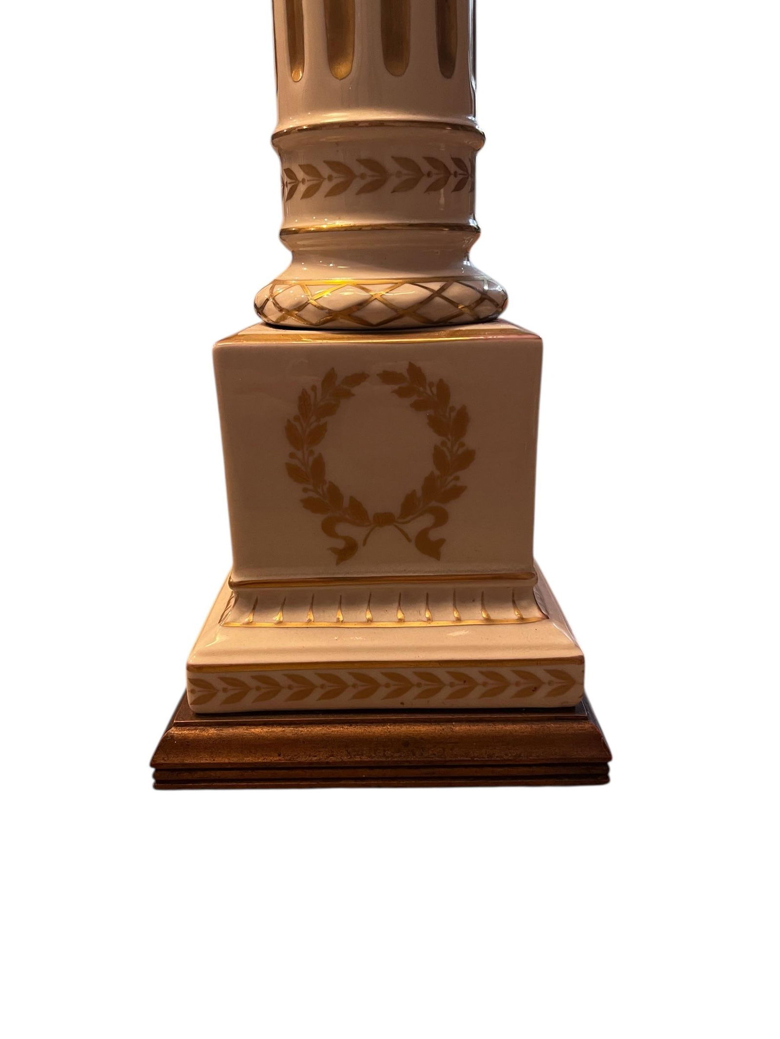 1970s Pair of Corinthian Column Lamps With Glass Shades. - 10