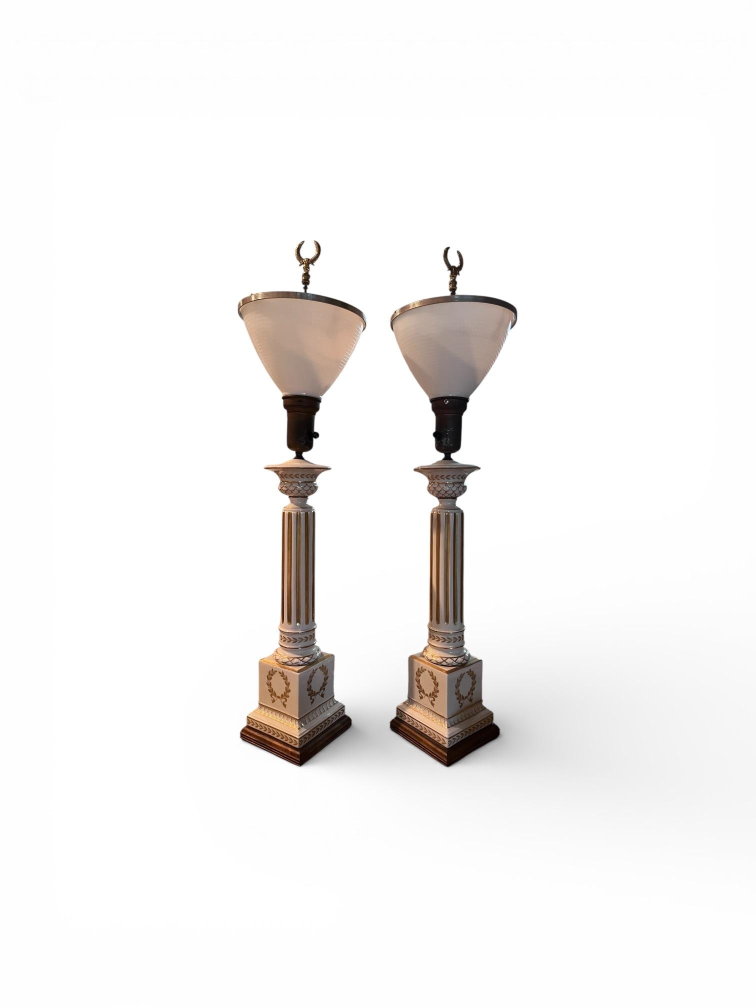 1970s Pair of Corinthian Column Lamps With Glass Shades. - 3