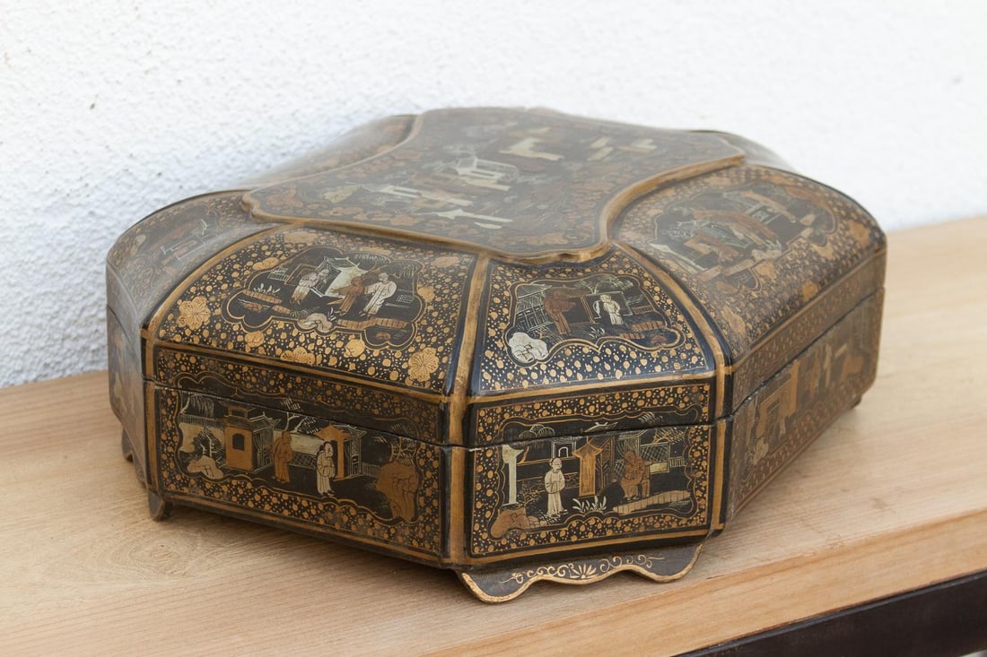 Large Vintage Black & Gold Chinoiserie Box - 3