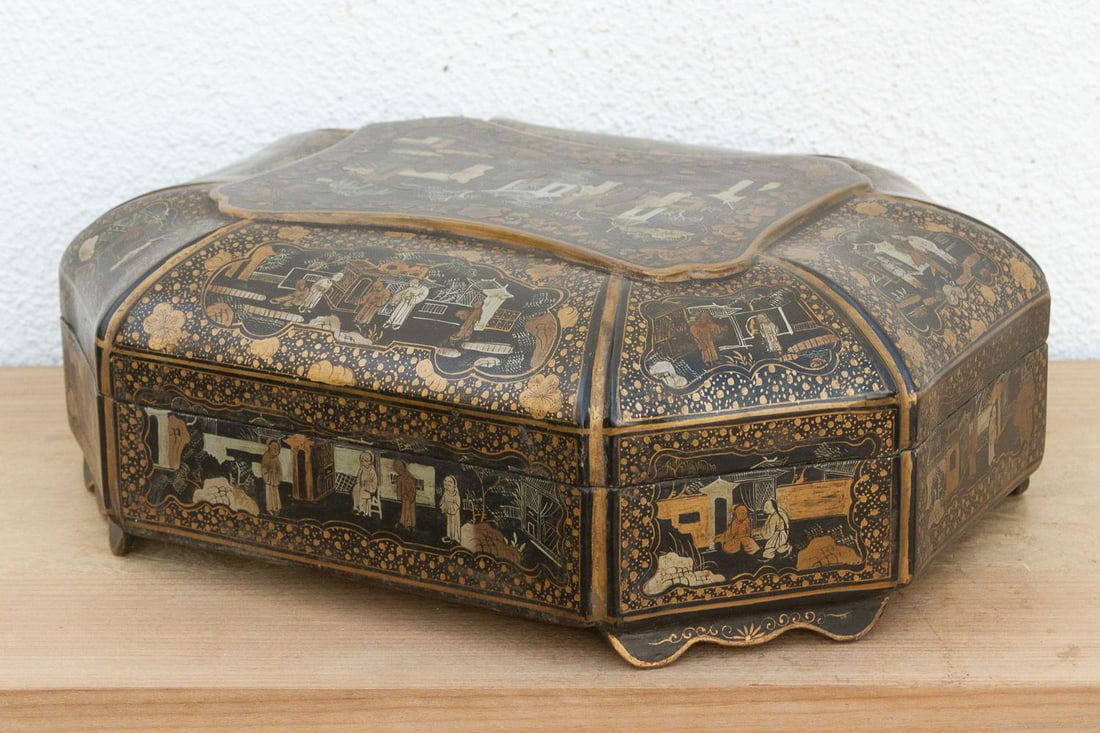 Large Vintage Black & Gold Chinoiserie Box - 4