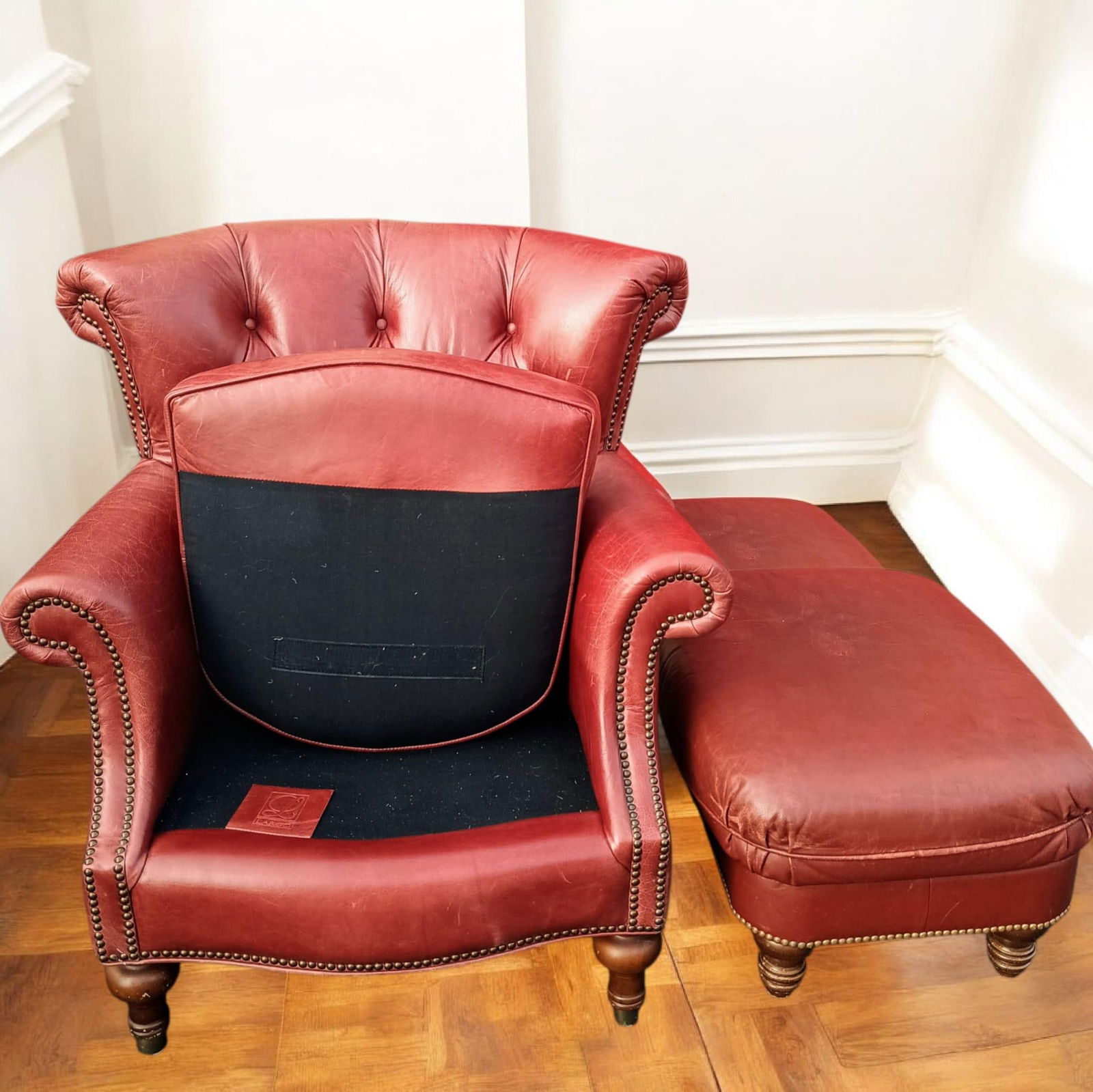 A Timeless Classic: The Vintage Chesterfield Genuine Leather Wingback Chair by Largo - 10