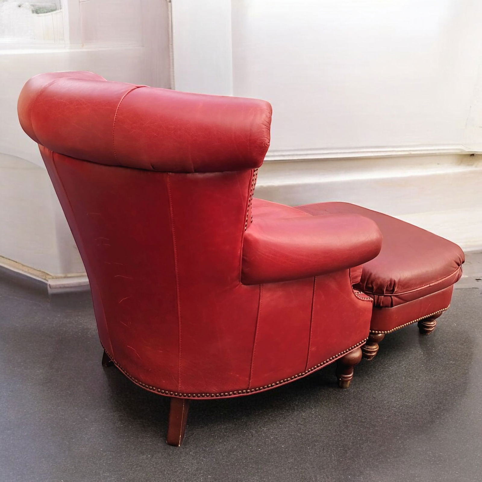 A Timeless Classic: The Vintage Chesterfield Genuine Leather Wingback Chair by Largo - 11