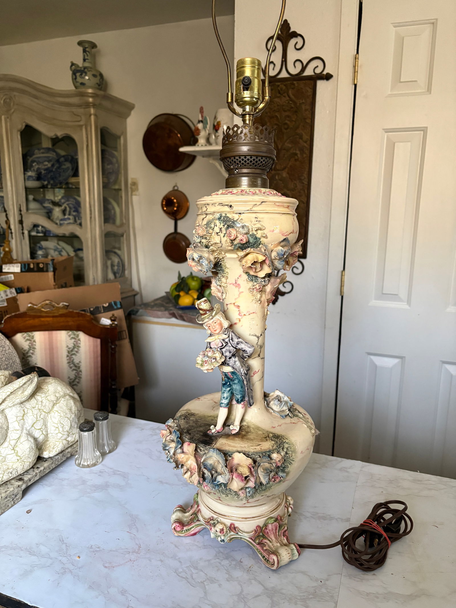 Late 19th Century Dresden Style Converted Kerosene Lamp. One Working Lamp. - 10