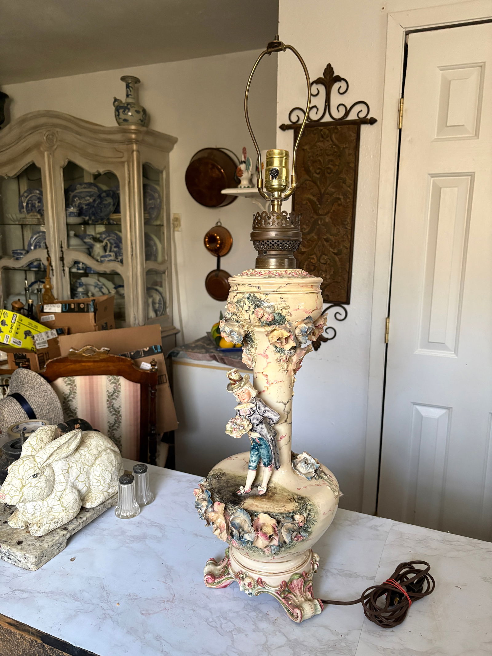 Late 19th Century Dresden Style Converted Kerosene Lamp. One Working Lamp. - 11