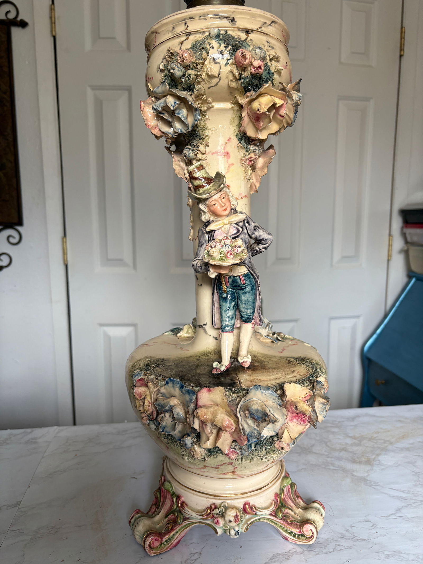 Late 19th Century Dresden Style Converted Kerosene Lamp. One Working Lamp. - 4