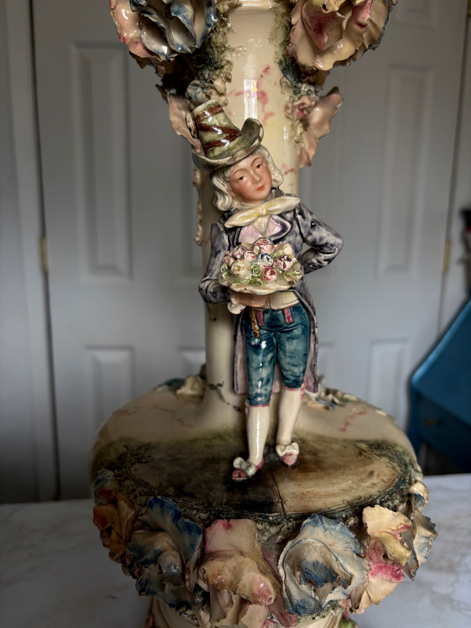 Late 19th Century Dresden Style Converted Kerosene Lamp. One Working Lamp. - 5