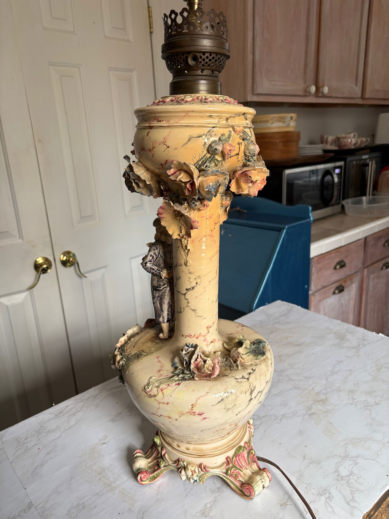 Late 19th Century Dresden Style Converted Kerosene Lamp. One Working Lamp. - 9