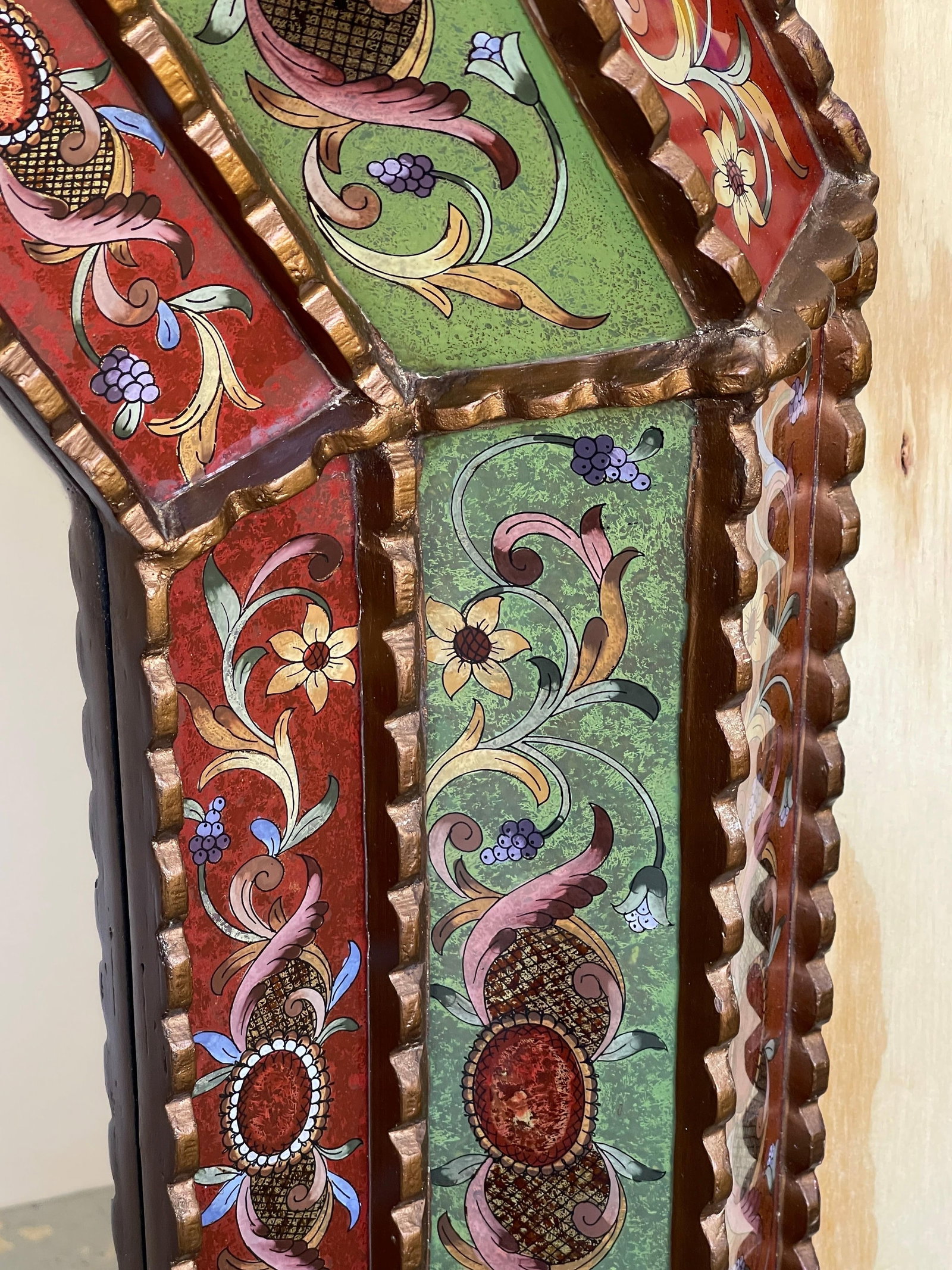 Spanish Colonial Style Giltwood and Verre Églomisé Mirror - 12