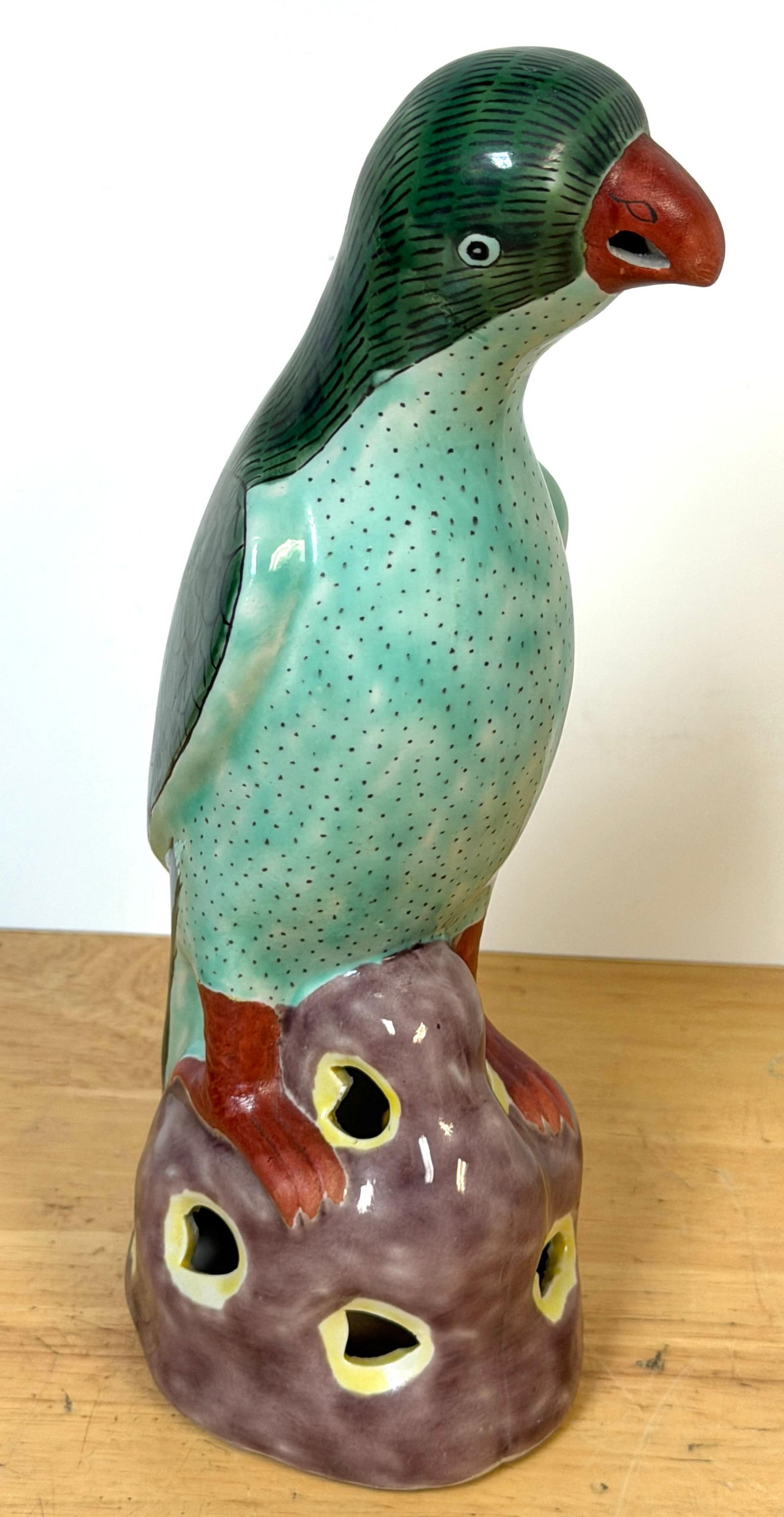 Pair 20th Century Chinese Export Famille Verte Porcelain Parrots, Kangxi Style - 10