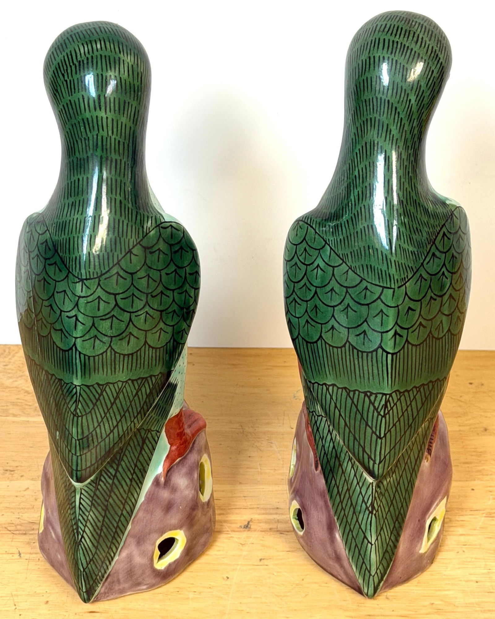Pair 20th Century Chinese Export Famille Verte Porcelain Parrots, Kangxi Style - 6