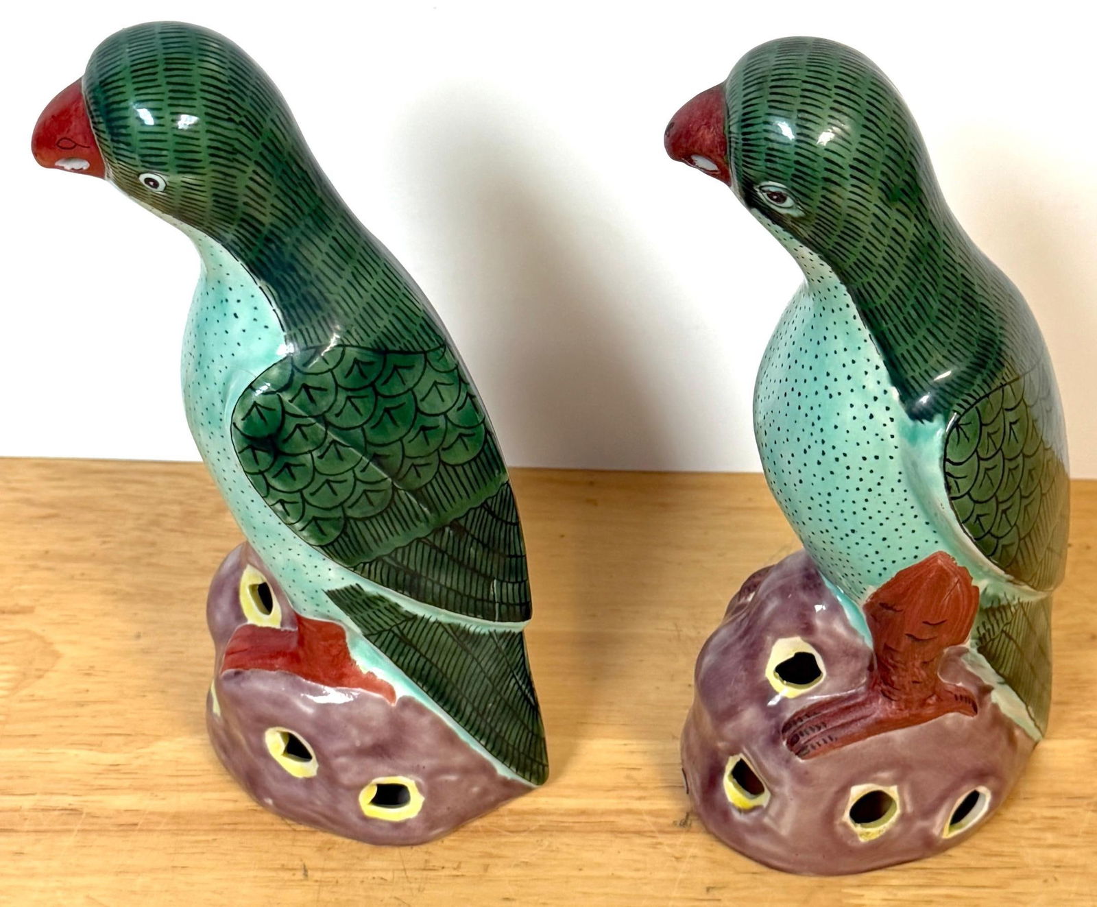 Pair 20th Century Chinese Export Famille Verte Porcelain Parrots, Kangxi Style - 7