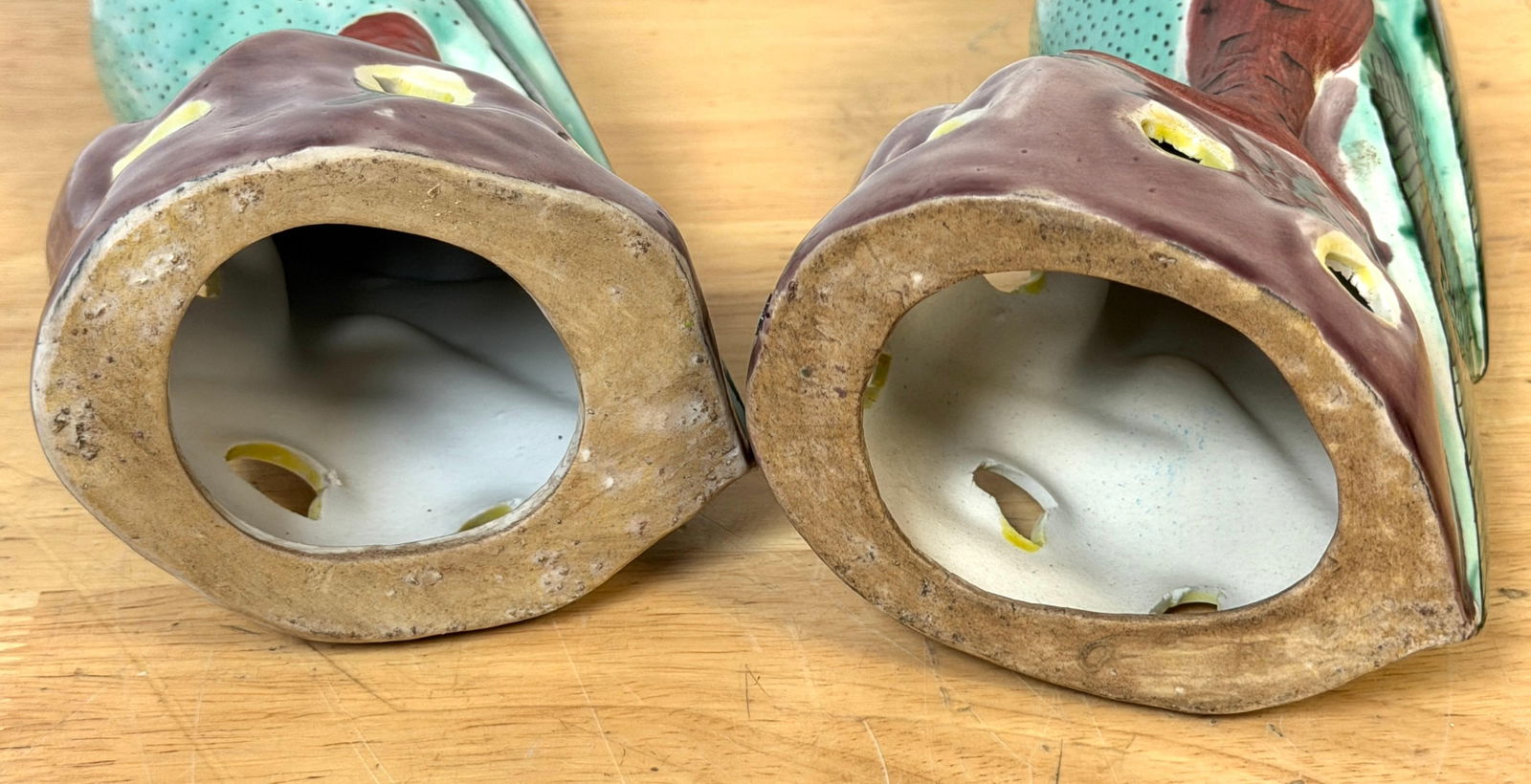 Pair 20th Century Chinese Export Famille Verte Porcelain Parrots, Kangxi Style - 8